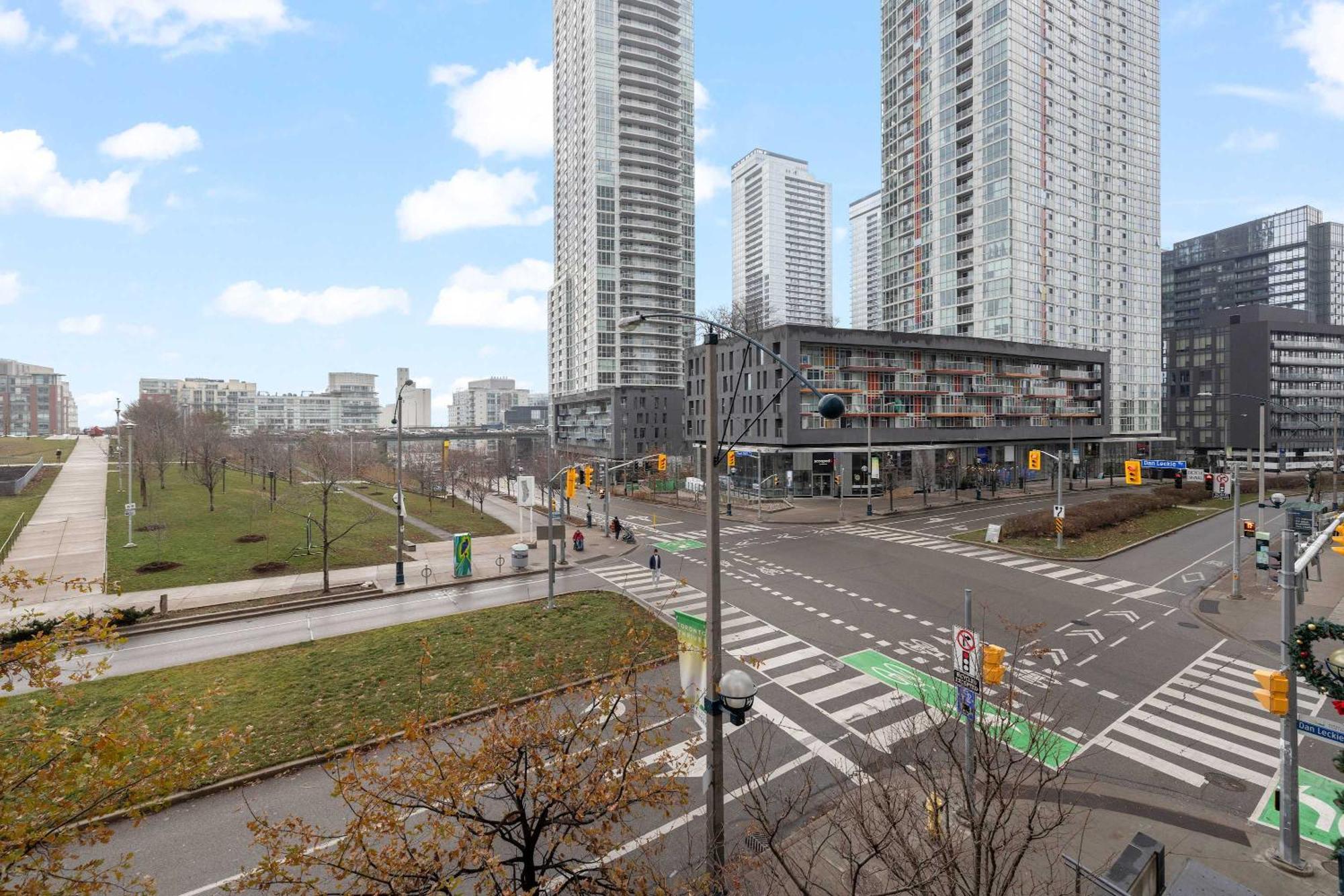Elegant 3br W Parking In Apartment *