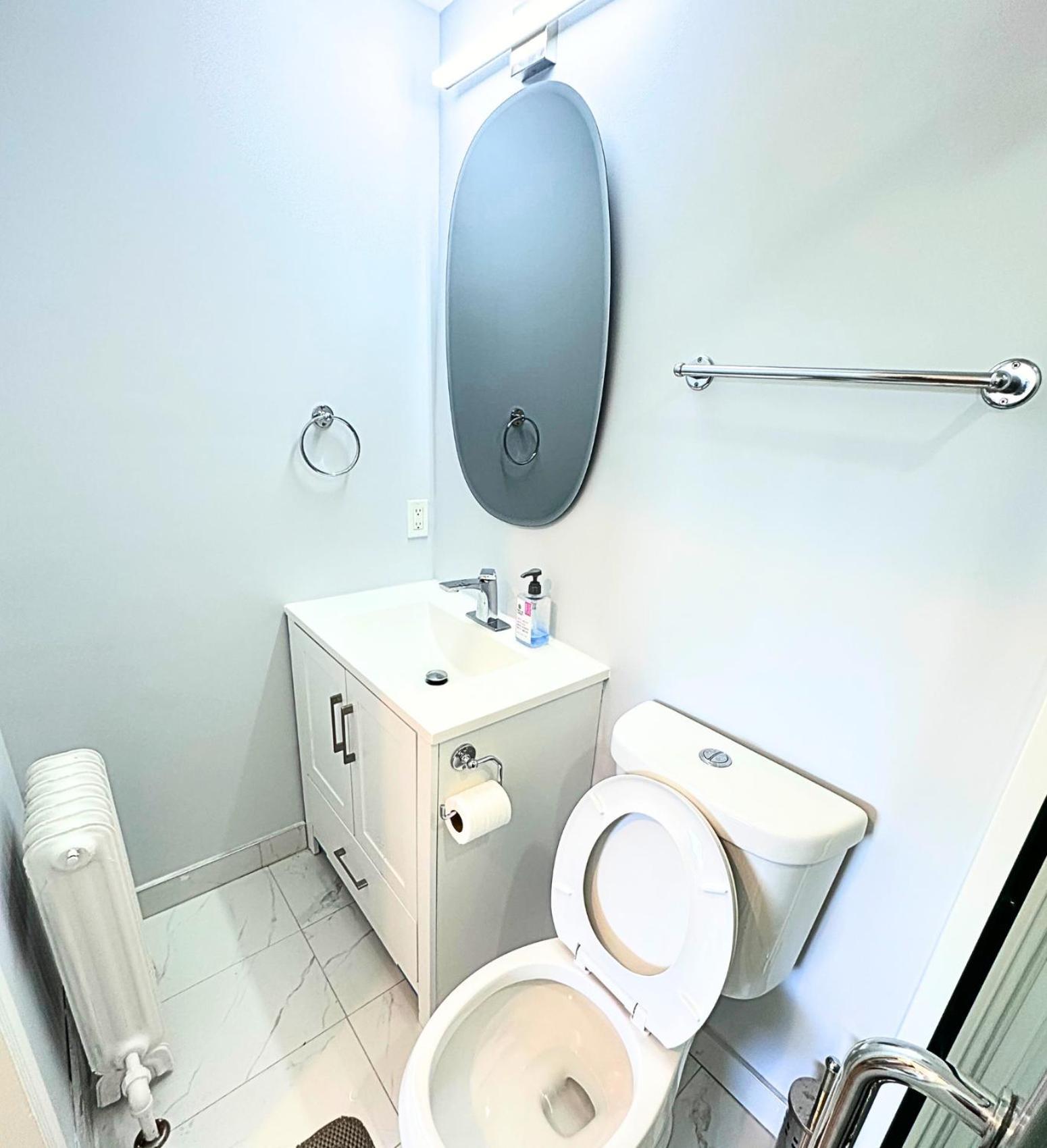 Spacious Master W Private Bathroom Steps To Subway Homestay *