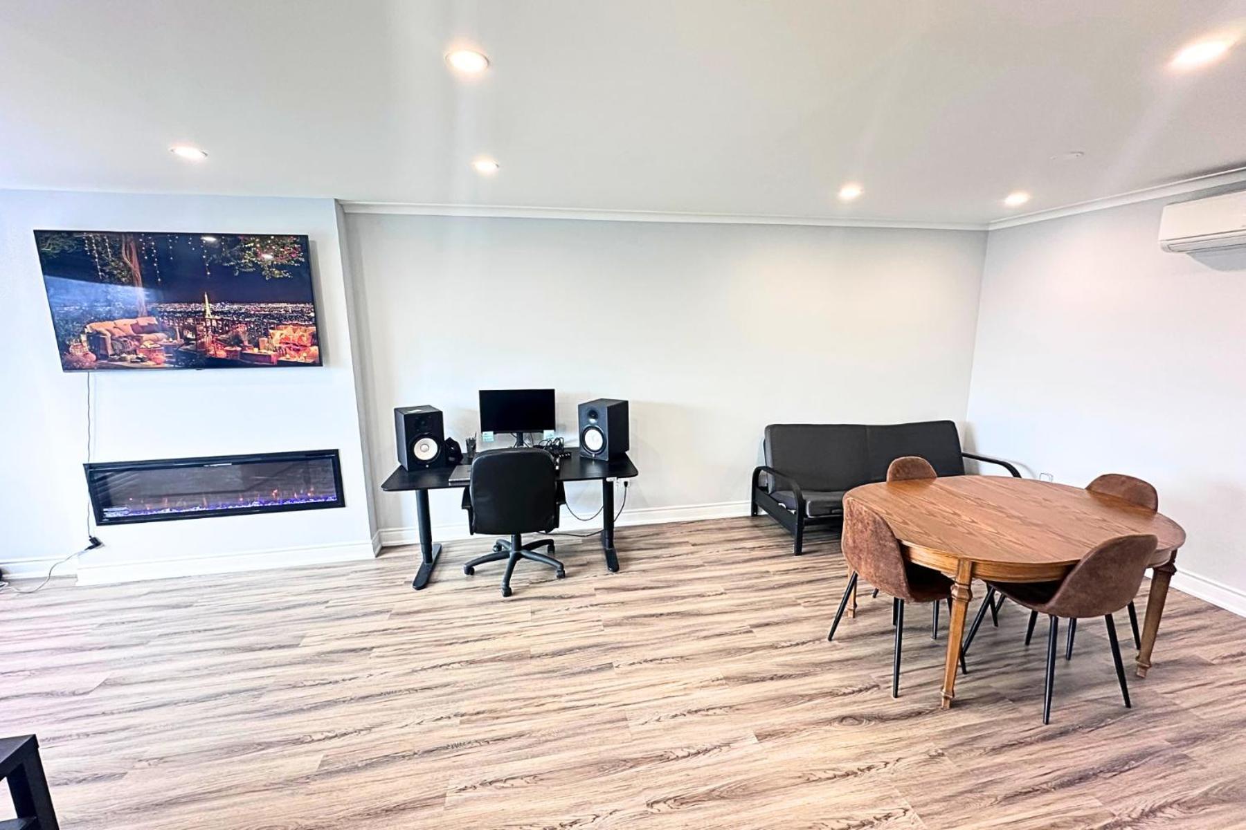 Spacious Master W Private Bathroom Steps To Subway Homestay