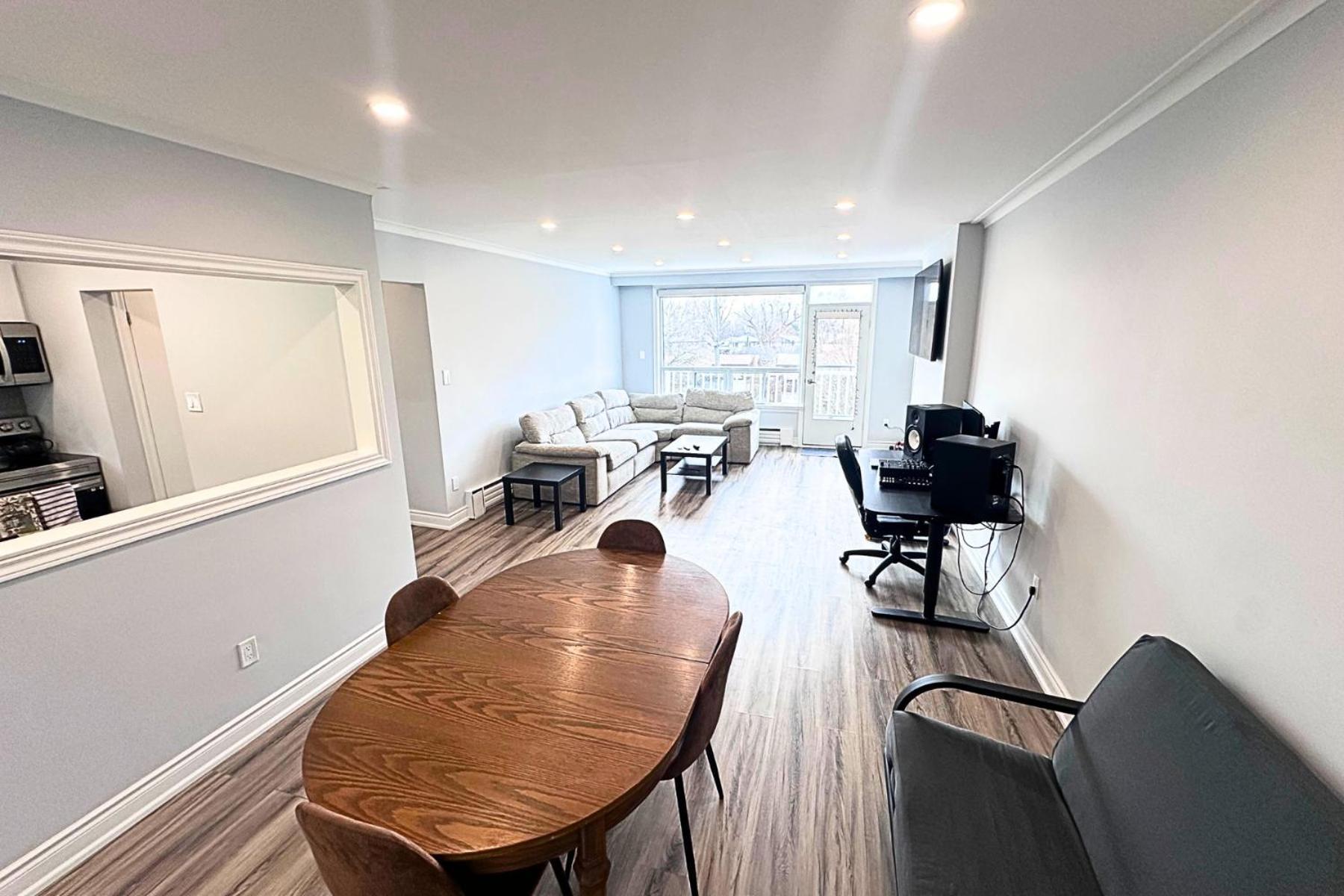 Spacious Master W Private Bathroom Steps To Subway Homestay *