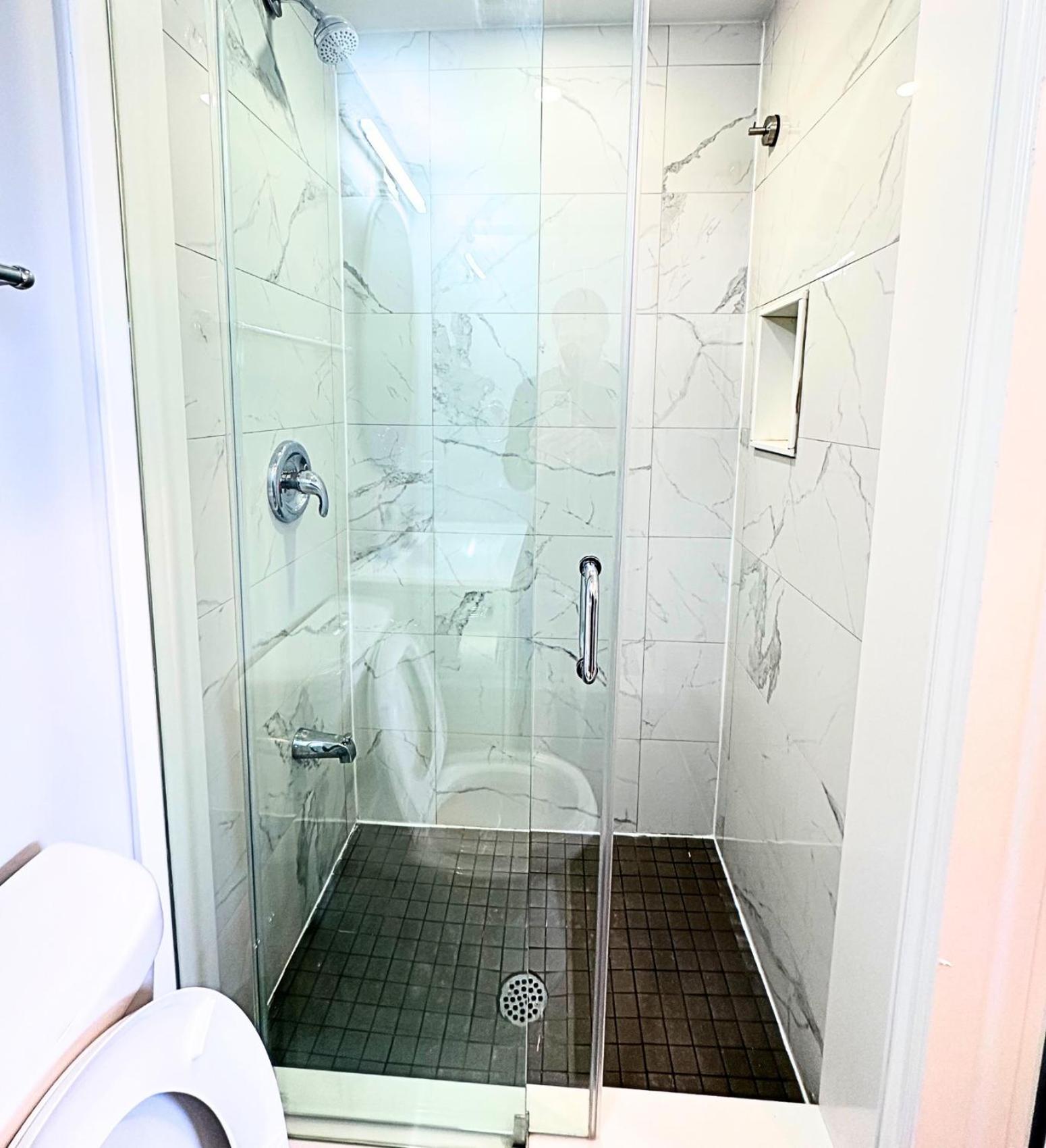Spacious Master W Private Bathroom Steps To Subway