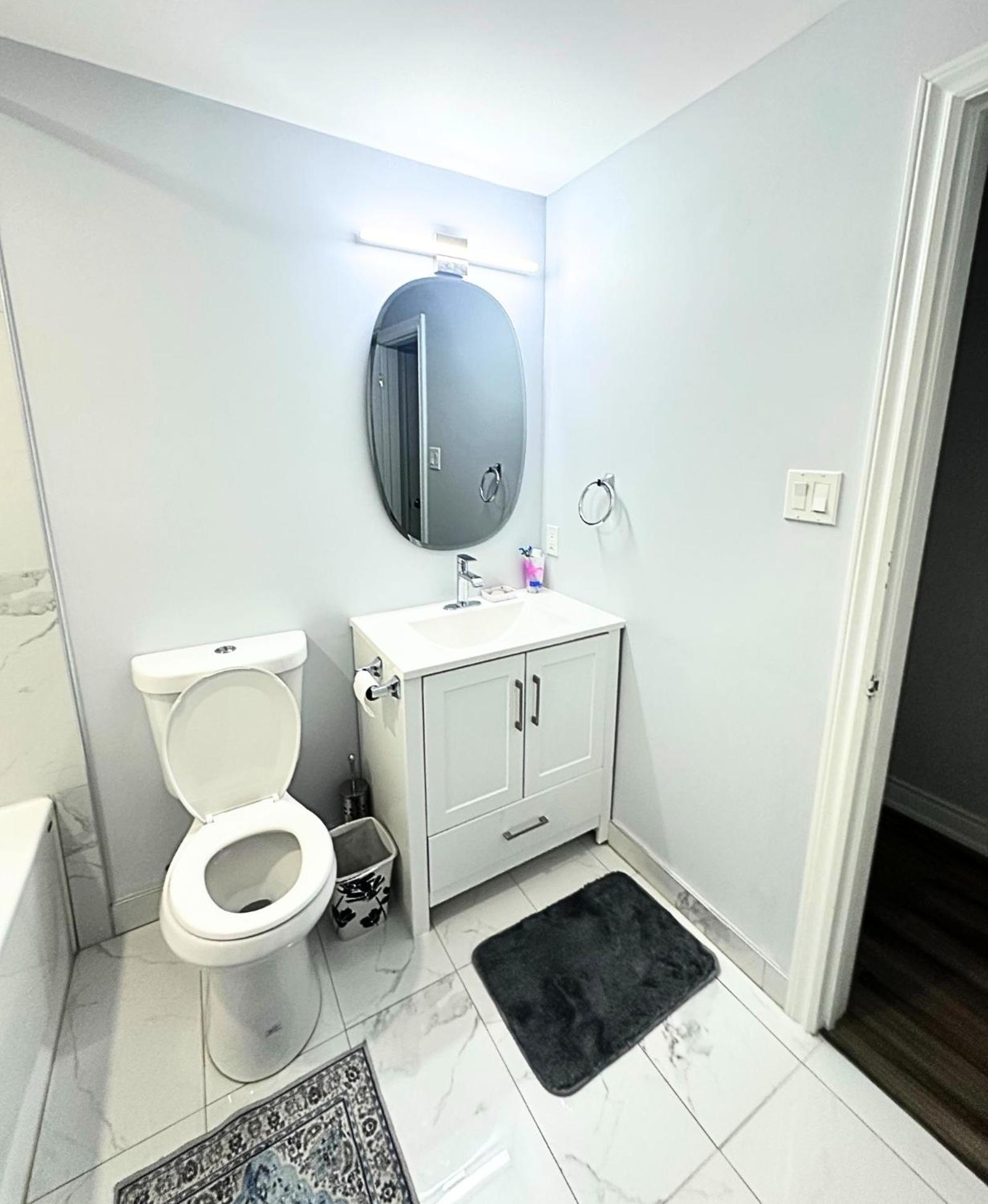 Spacious Master W Private Bathroom Steps To Subway *