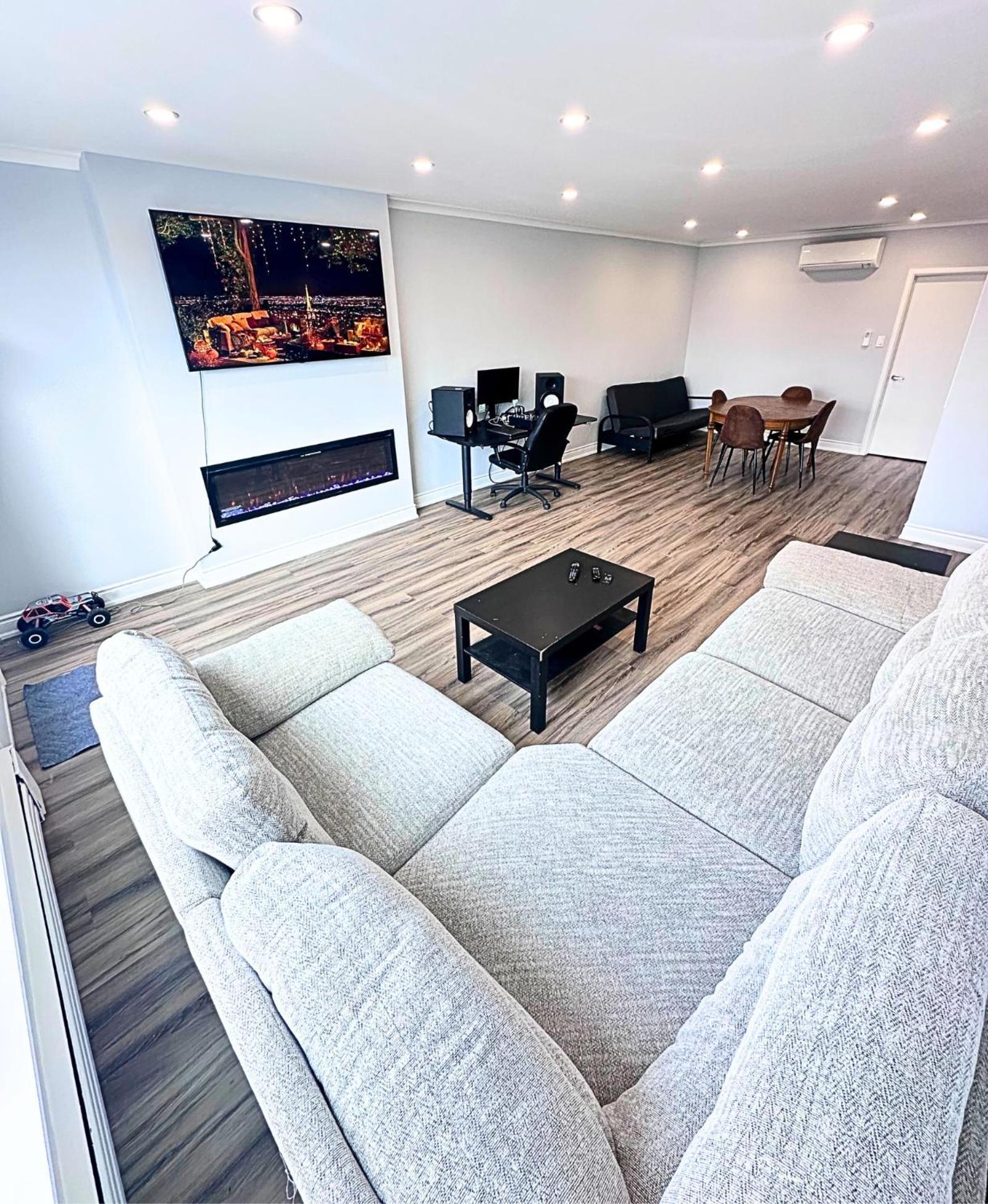 Spacious Master W Private Bathroom Steps To Subway Toronto