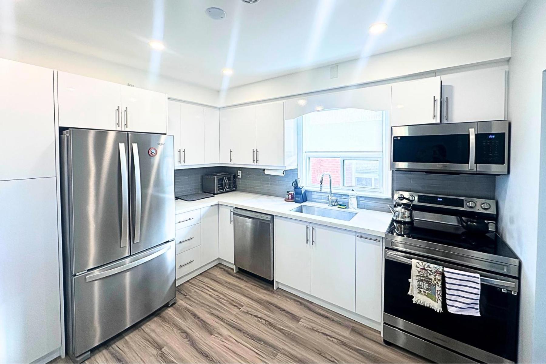 Spacious Master W Private Bathroom Steps To Subway