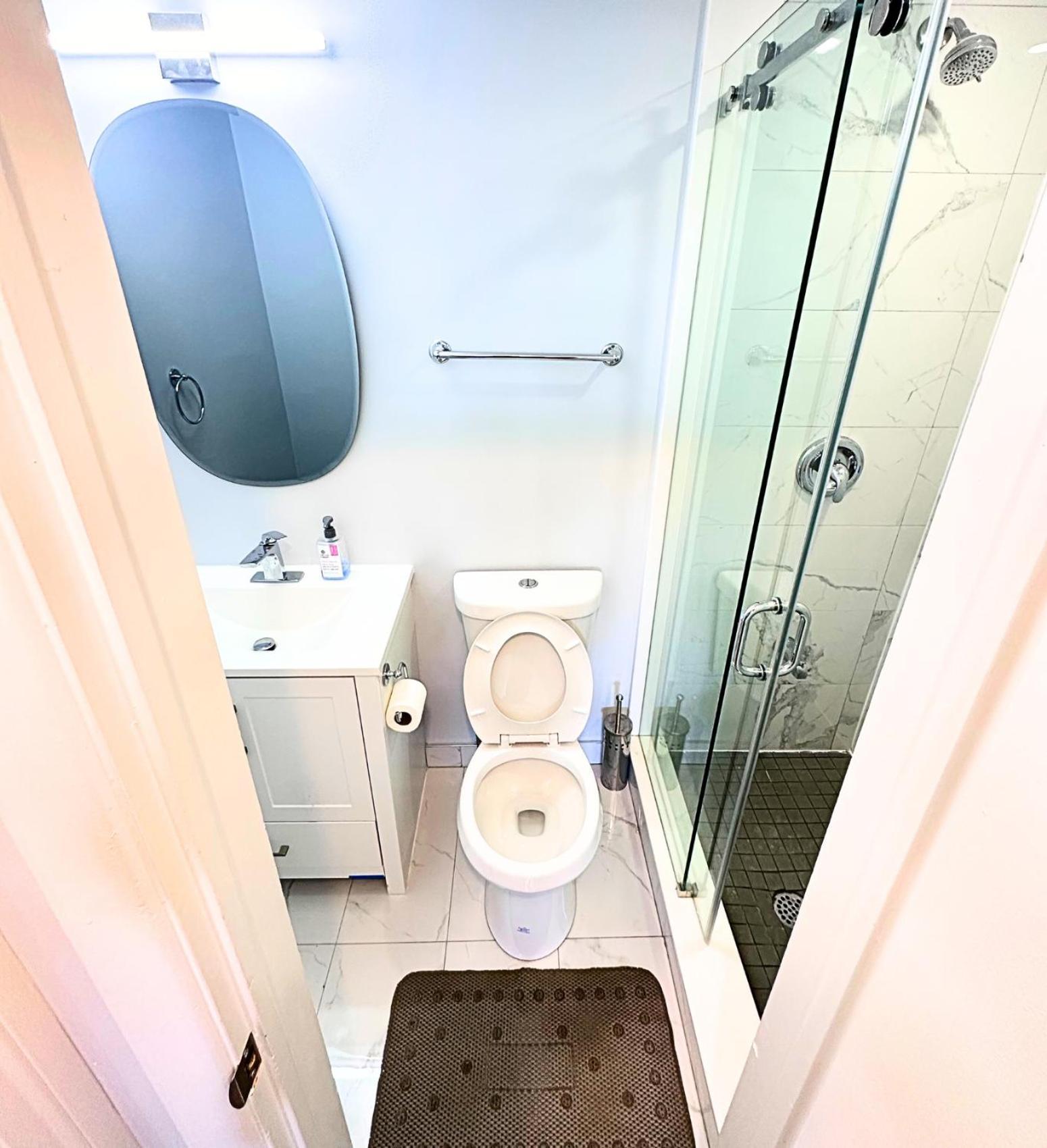 Spacious Master W Private Bathroom Steps To Subway *