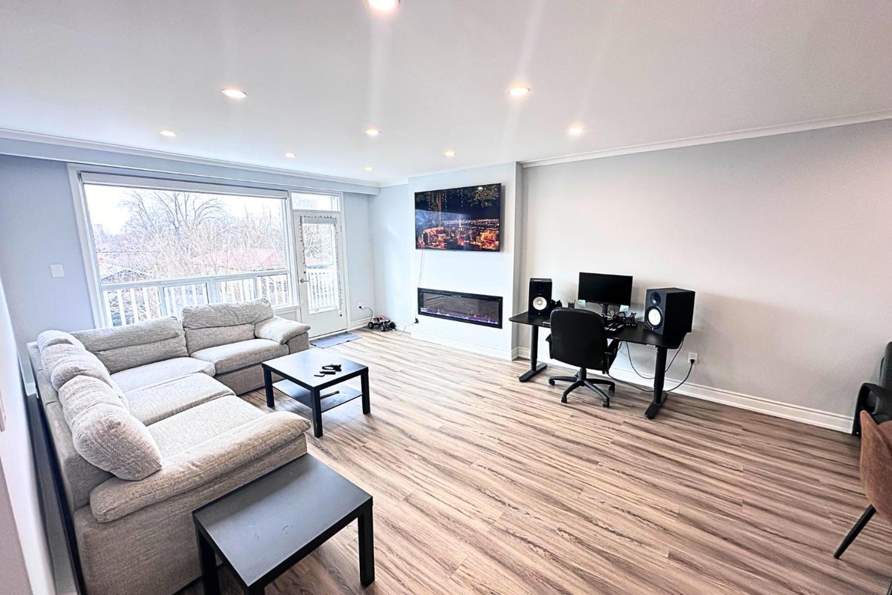 Homestay Spacious Master W Private Bathroom Steps To Subway Toronto