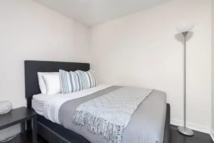 Apartment 2br By Cn Tower & Waterfront Free Parking *