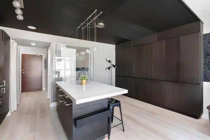 2br By Cn Tower & Waterfront Free Parking Apartment Toronto