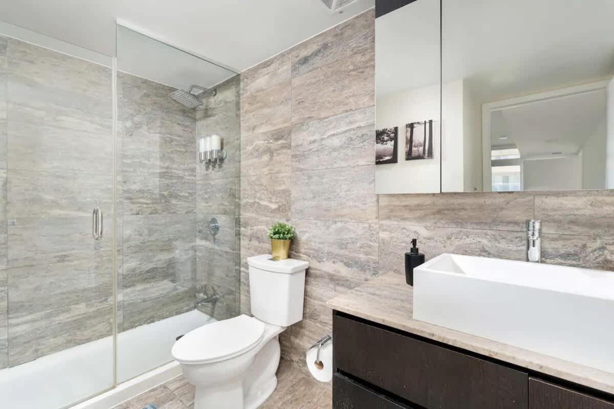 2br By Cn Tower & Waterfront Free Parking Apartment *
