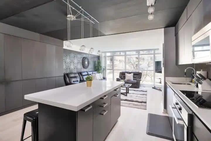 Apartment 2br By Cn Tower & Waterfront Free Parking