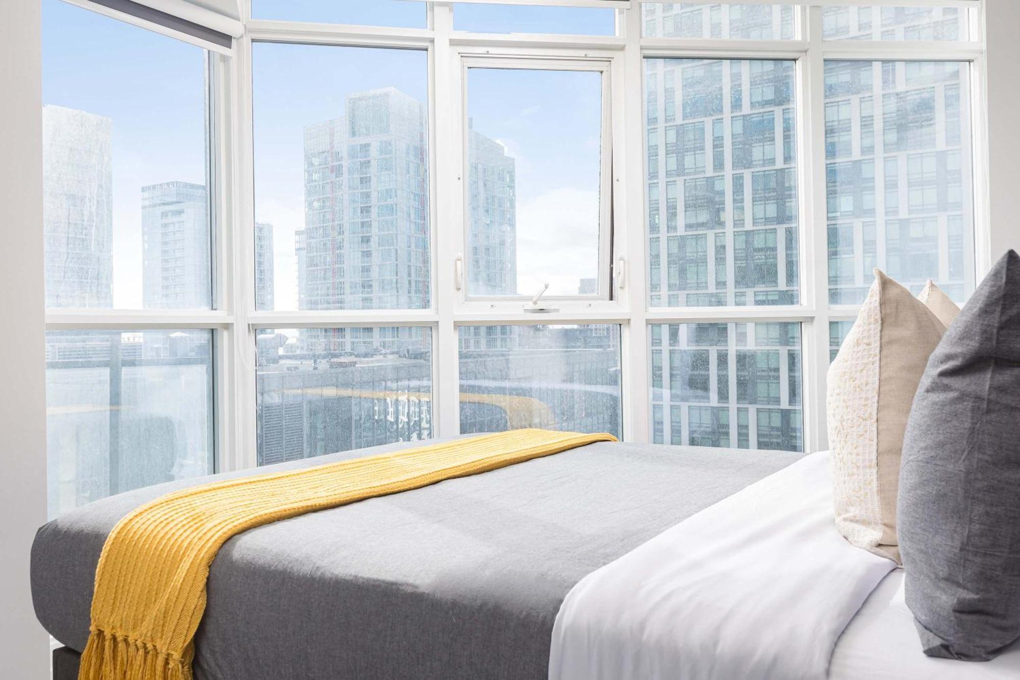Rare Designer King Bed With Free Parking *