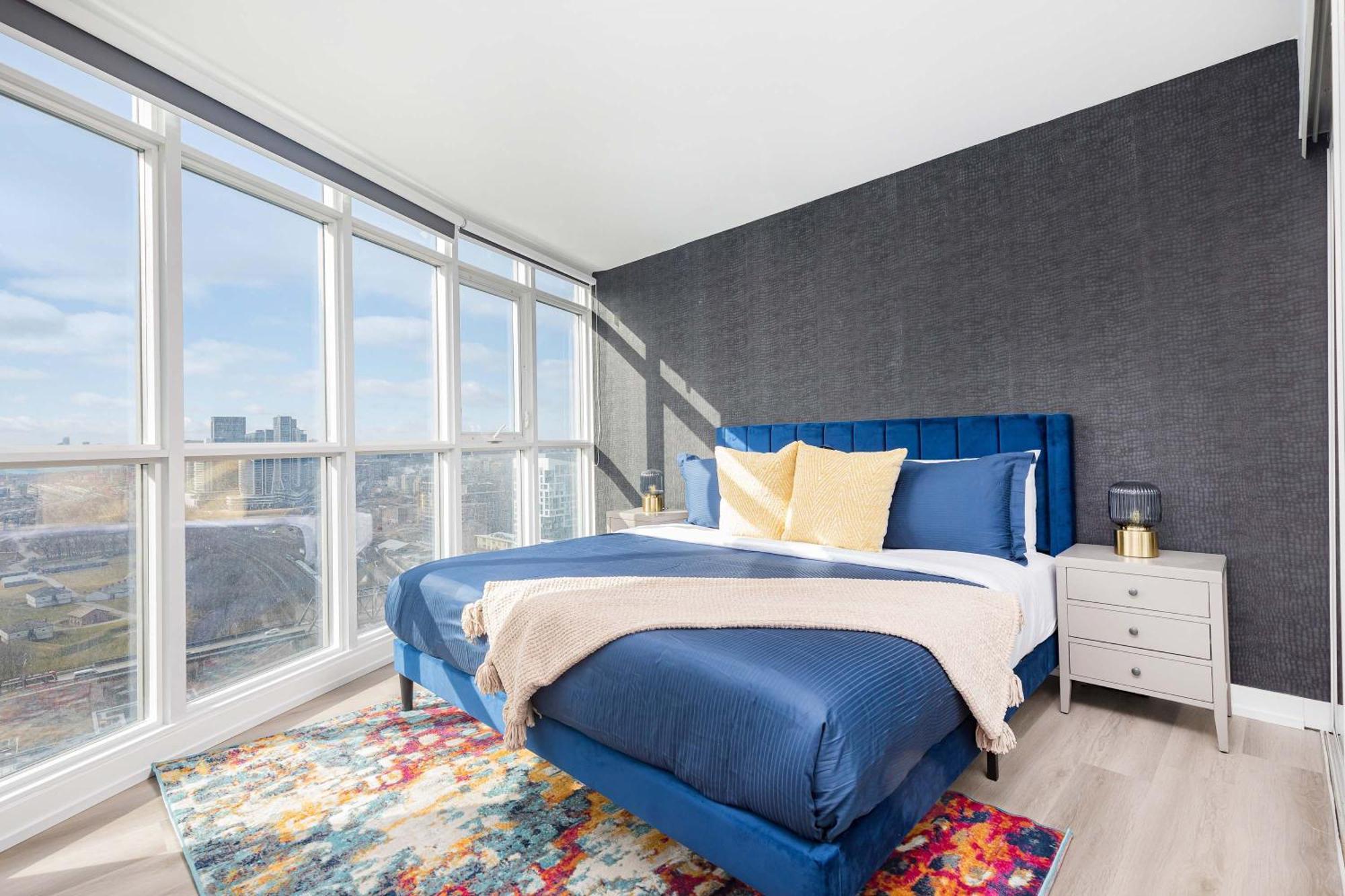 Rare Designer King Bed With Free Parking Apartment
