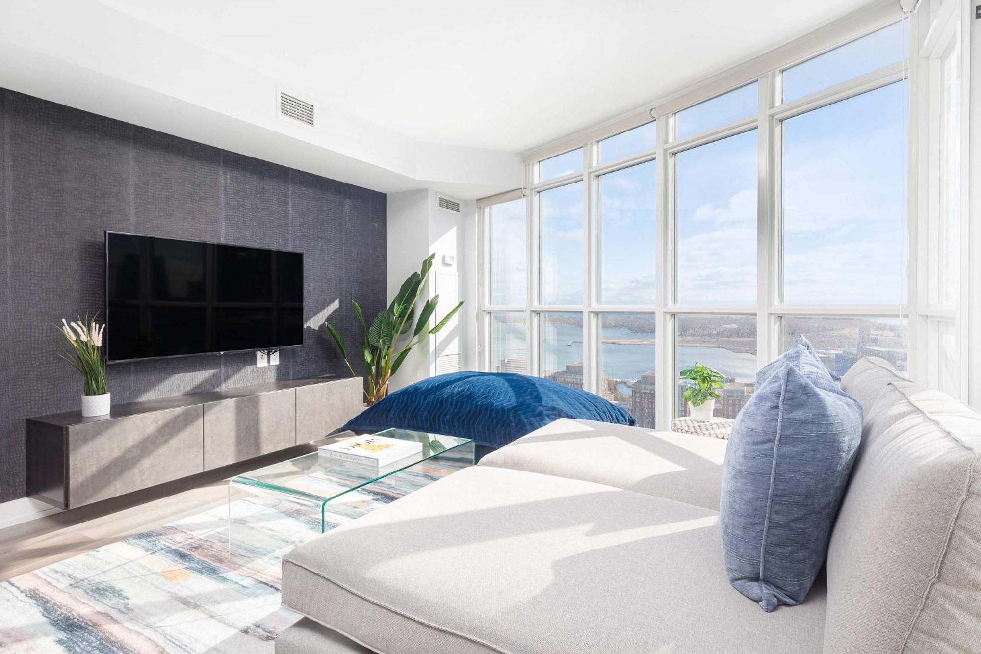 Rare Designer King Bed With Free Parking