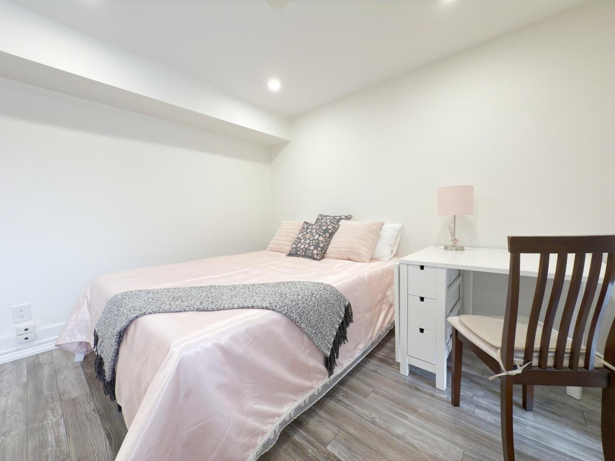 Guest house Cozy With Private Bath Near Don Mills Subway *