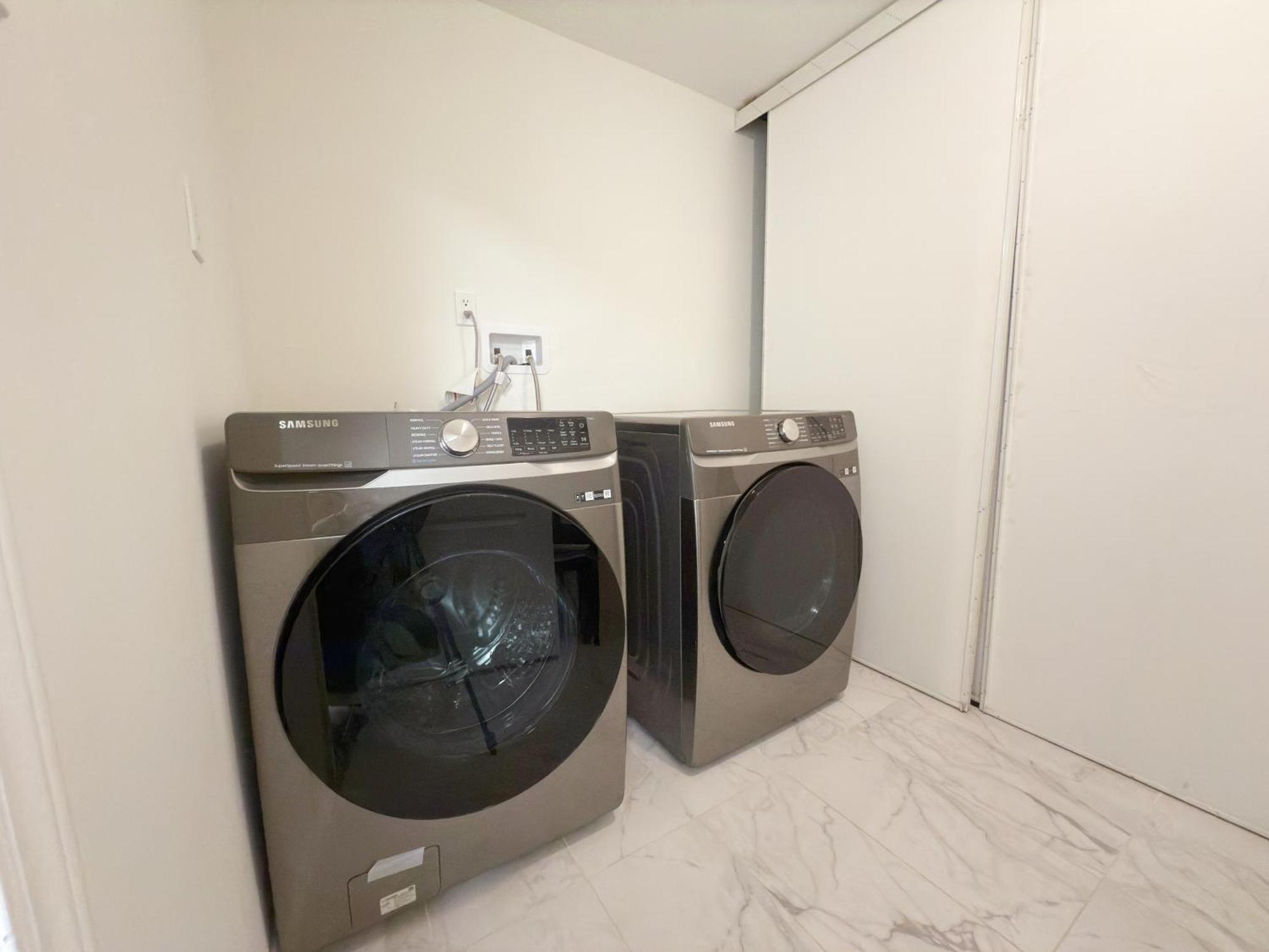 Cozy With Private Bath Near Don Mills Subway Guest house