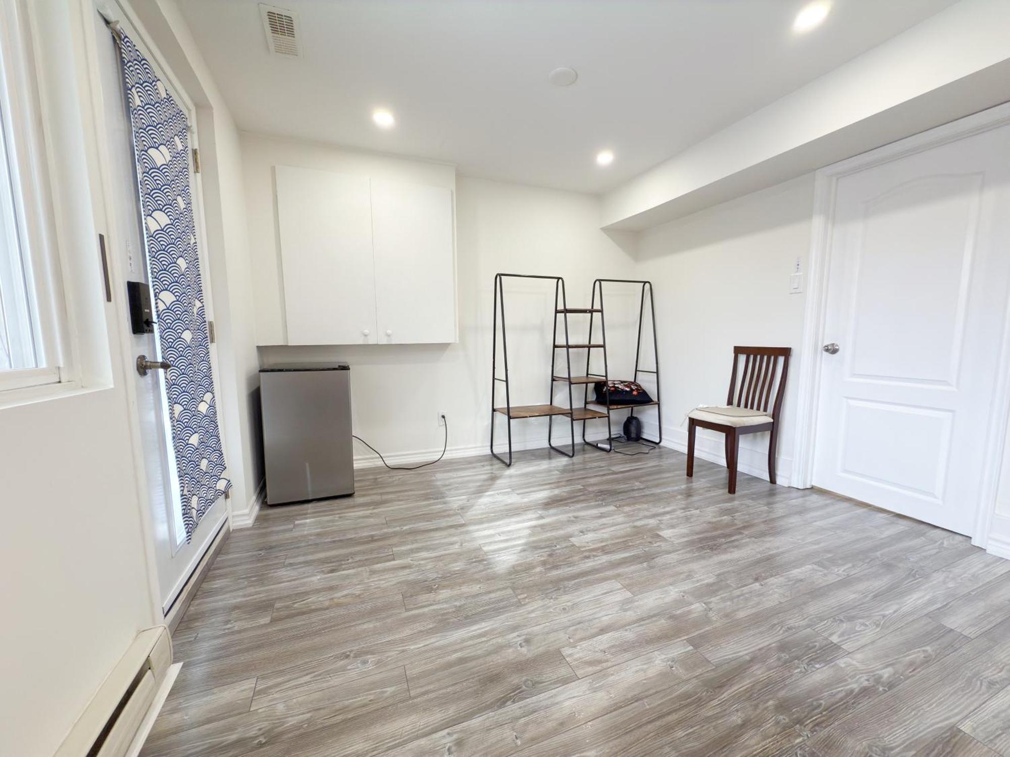 Cozy With Private Bath Near Don Mills Subway * Toronto