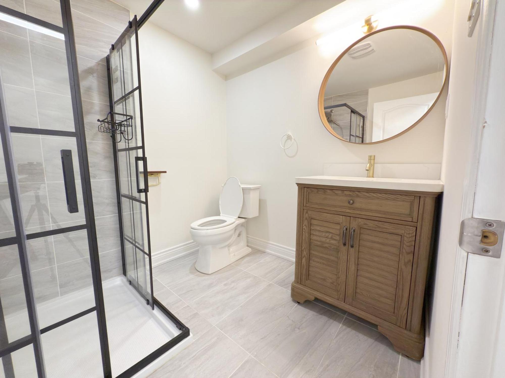 Cozy With Private Bath Near Don Mills Subway Guest house
