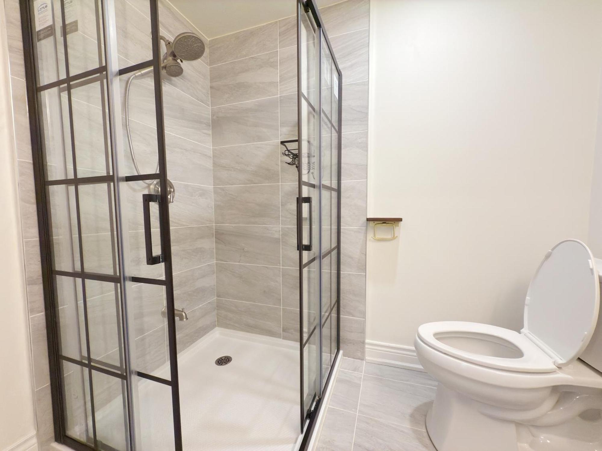 Cozy With Private Bath Near Don Mills Subway *