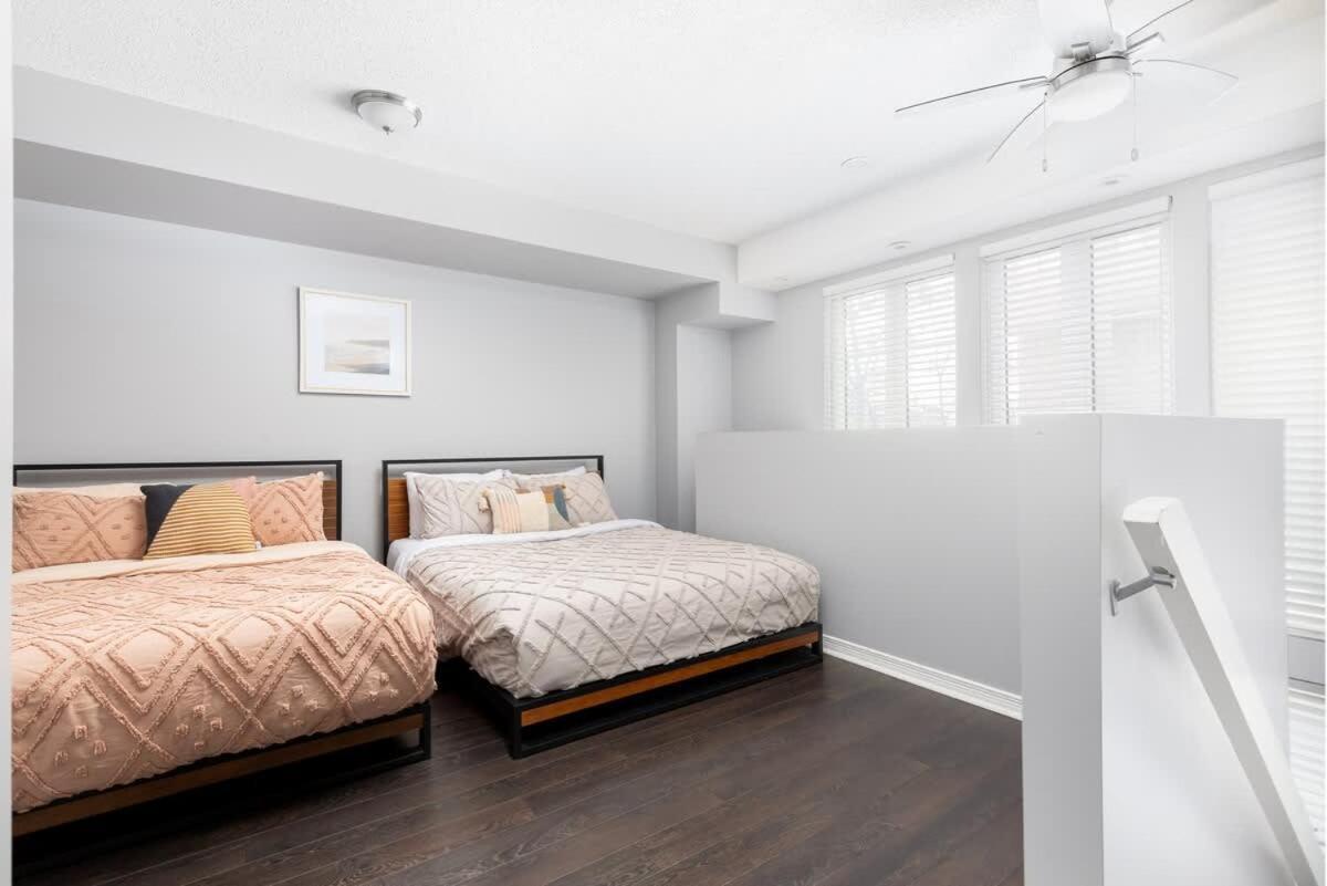 Two Story Loft W 2 Beds Close To Lakeshore