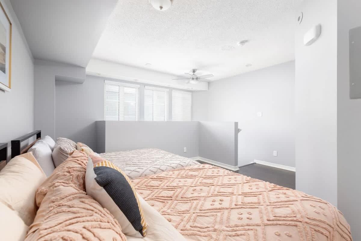 Two Story Loft W 2 Beds Close To Lakeshore Apartment