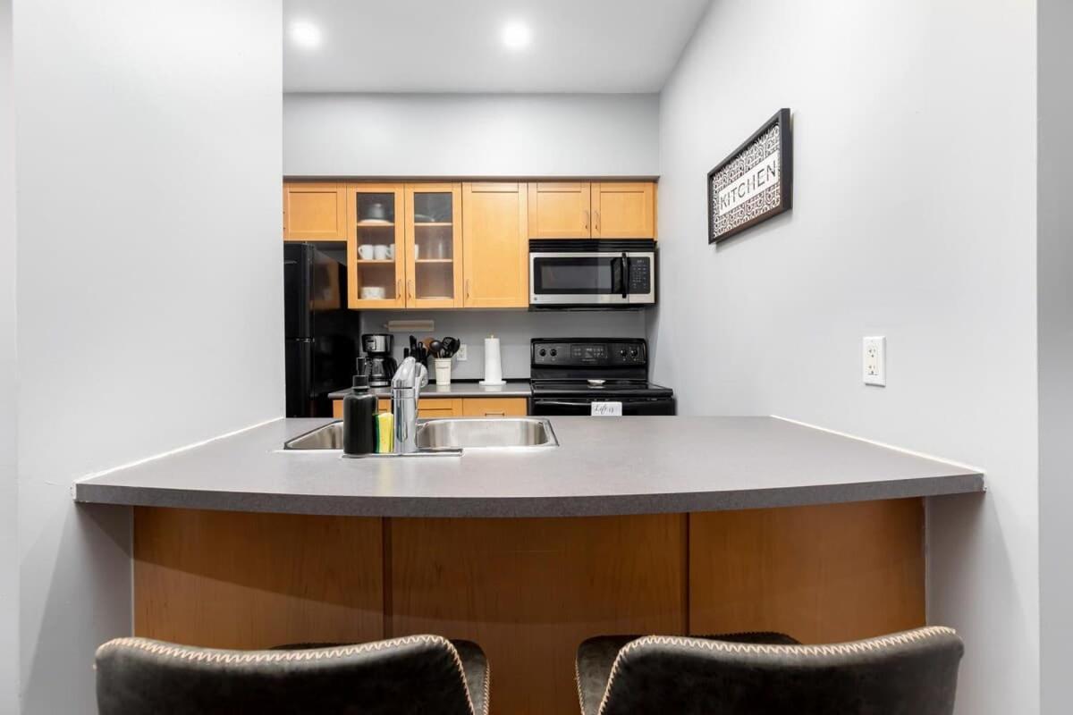 Two Story Loft W 2 Beds Close To Lakeshore Toronto