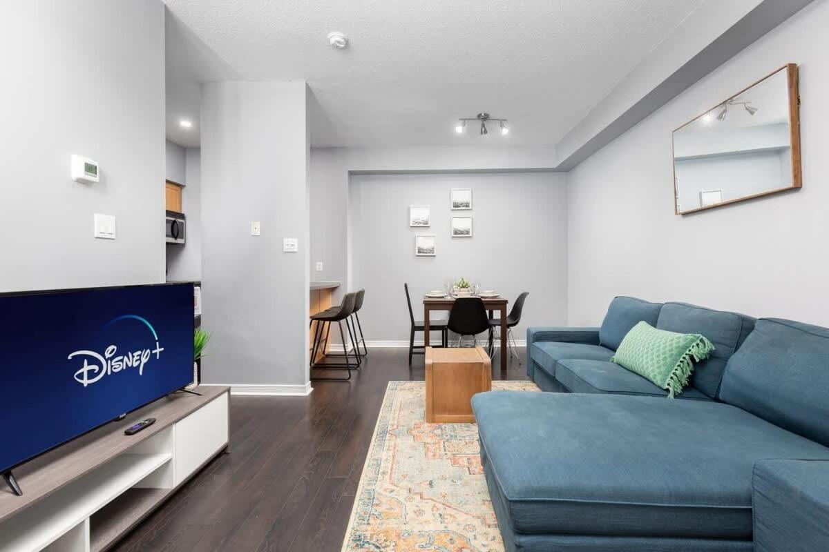 Two Story Loft W 2 Beds Close To Lakeshore Apartment *