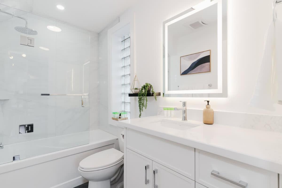 Luxury W Patio Prime Location Toronto