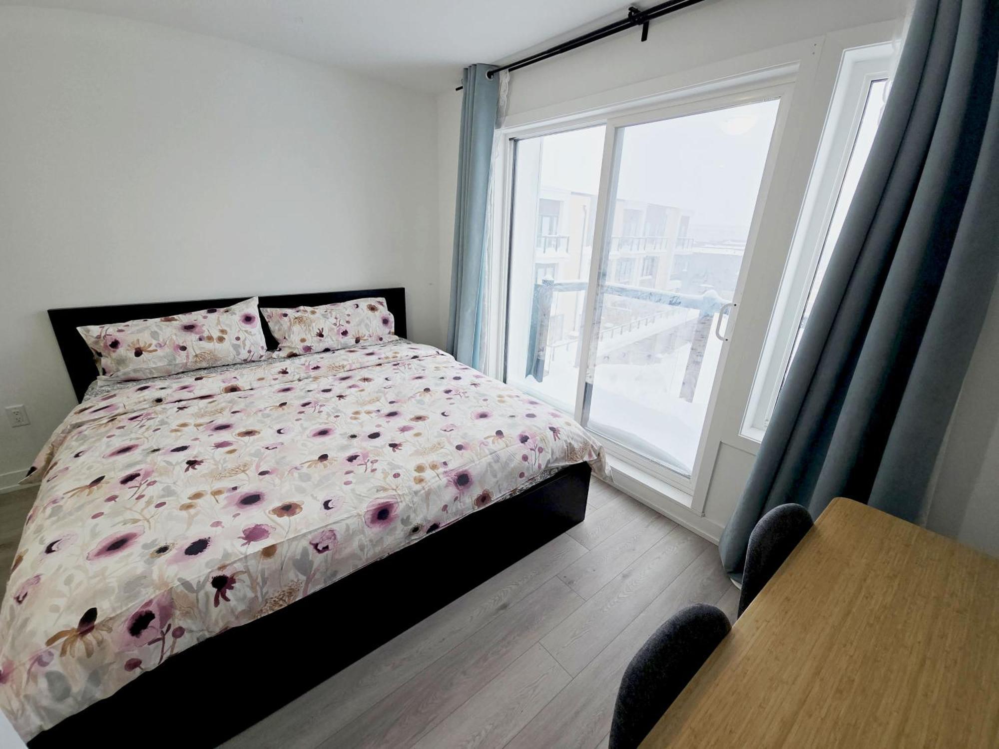 Gasthof King Bed Tv Private Ensuite Retreat Bathroom Or Economical Double Bed Toronto