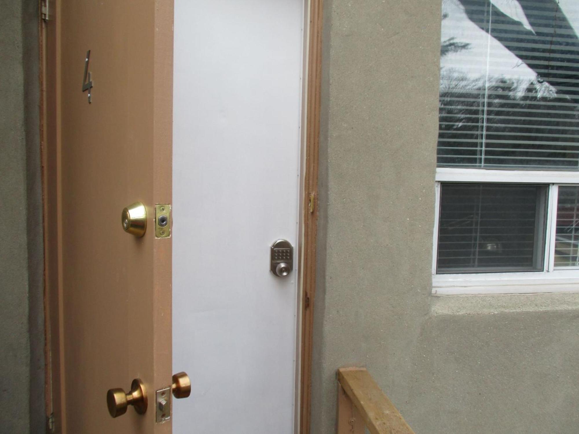 High Park Junior With Washroom And Kitchen Apartment *
