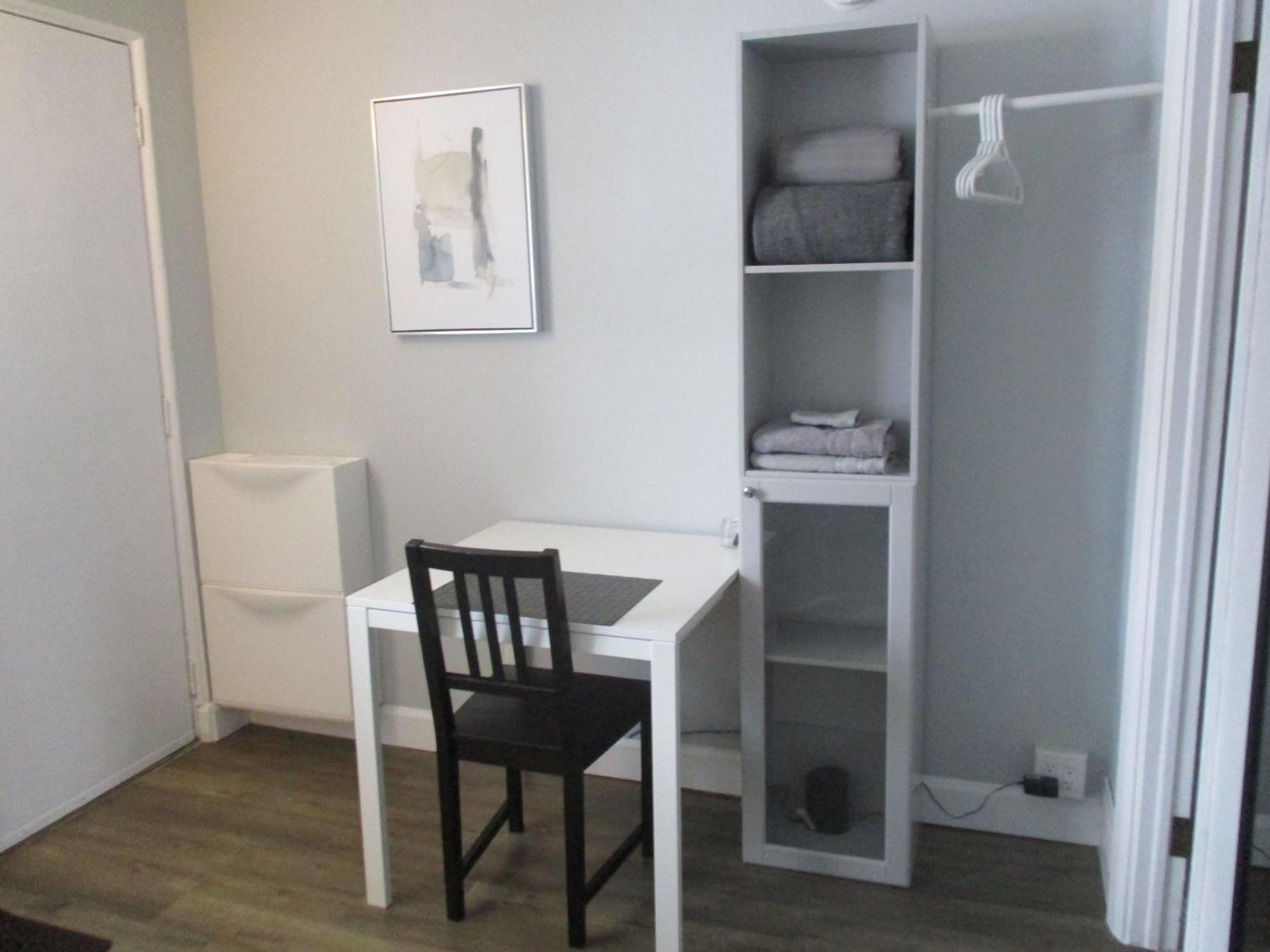 High Park Junior With Washroom And Kitchen *