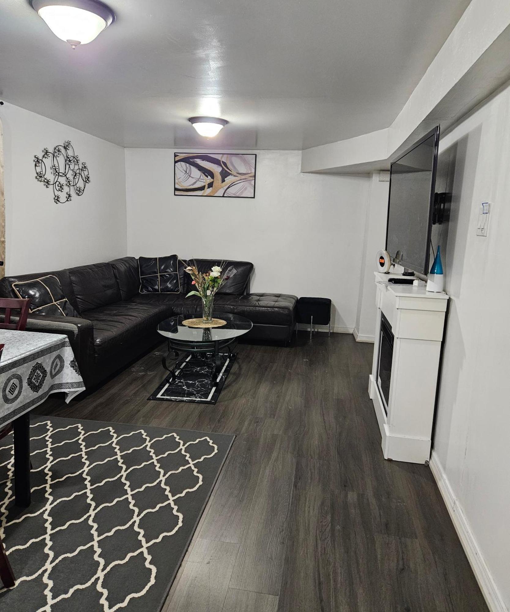 Bed & Breakfast Queen Bedroom Toronto