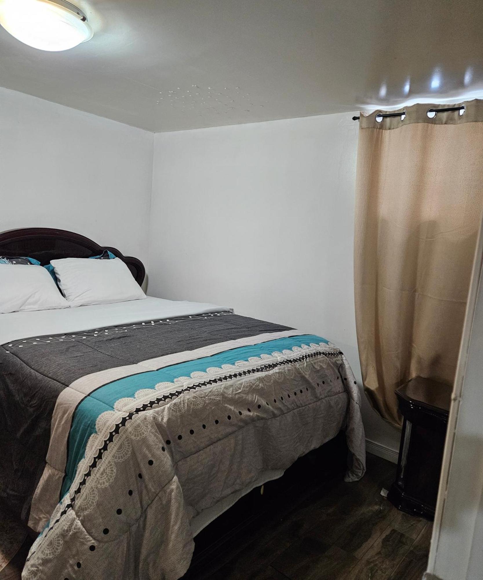 Queen Bedroom Bed & Breakfast Toronto