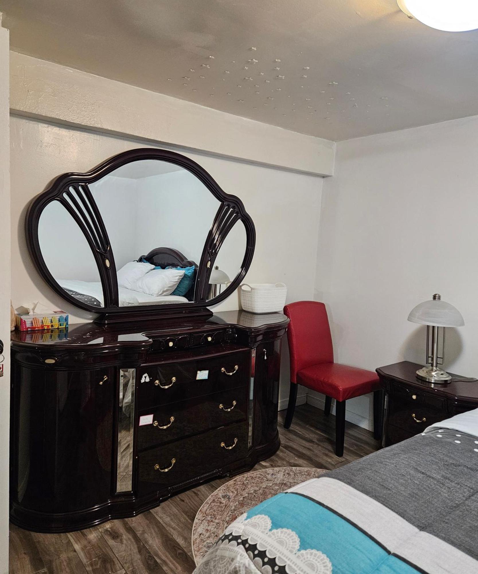 Bed & Breakfast Queen Bedroom Toronto