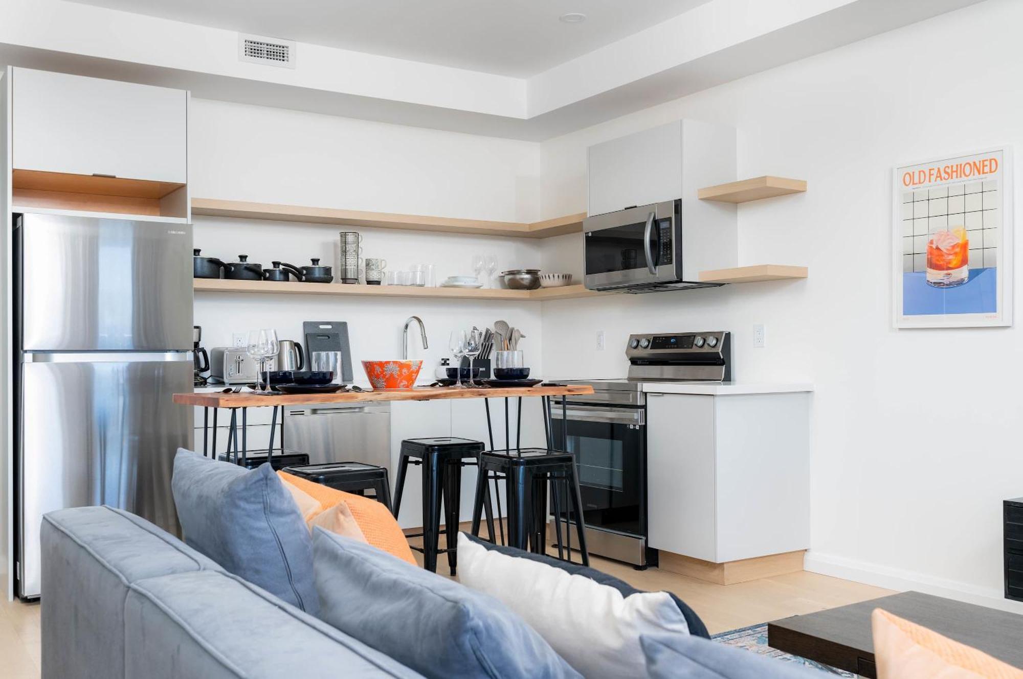 Large Victorian Sleeps 6 By Uoft Toronto