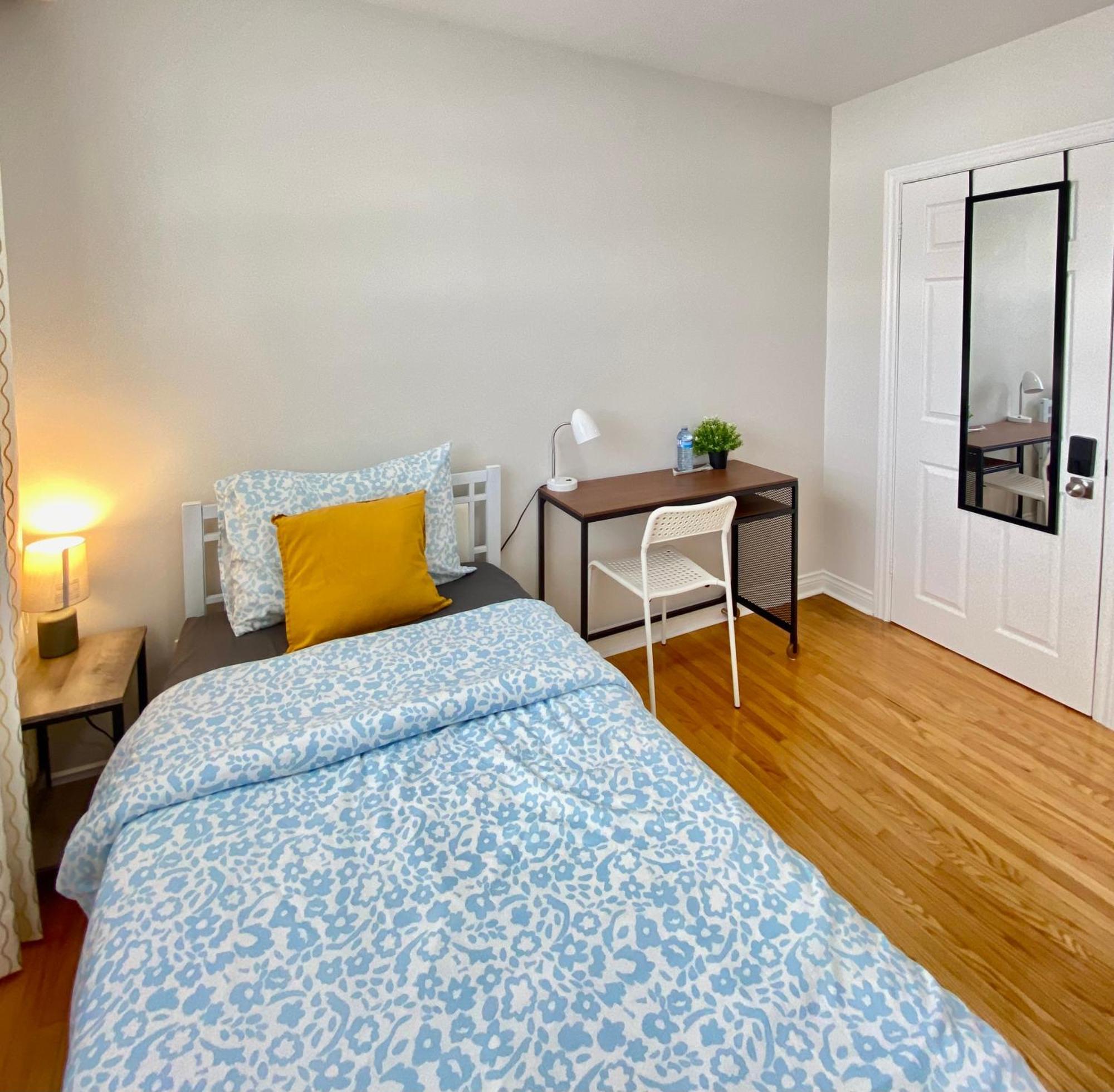 Sunny House - Main Floor, Free Parking, In Guest house