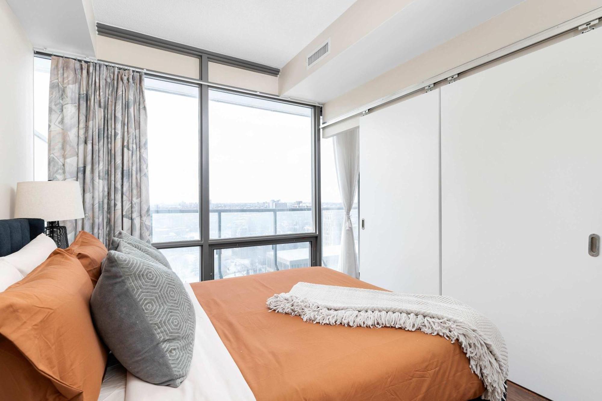 2br 2ba Bay And Wellesley Yorkville Uoft *