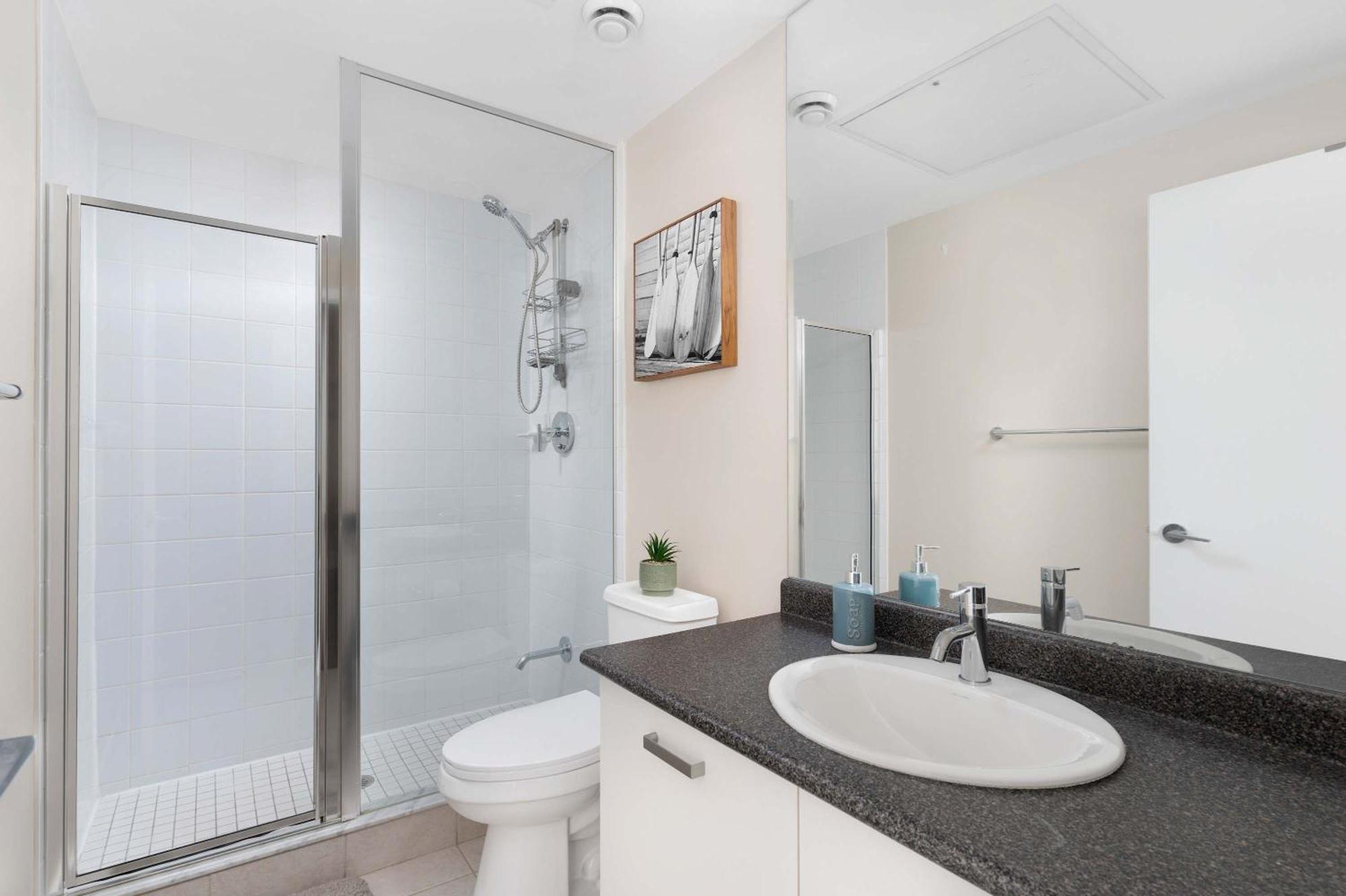 2br 2ba Bay And Wellesley Yorkville Uoft