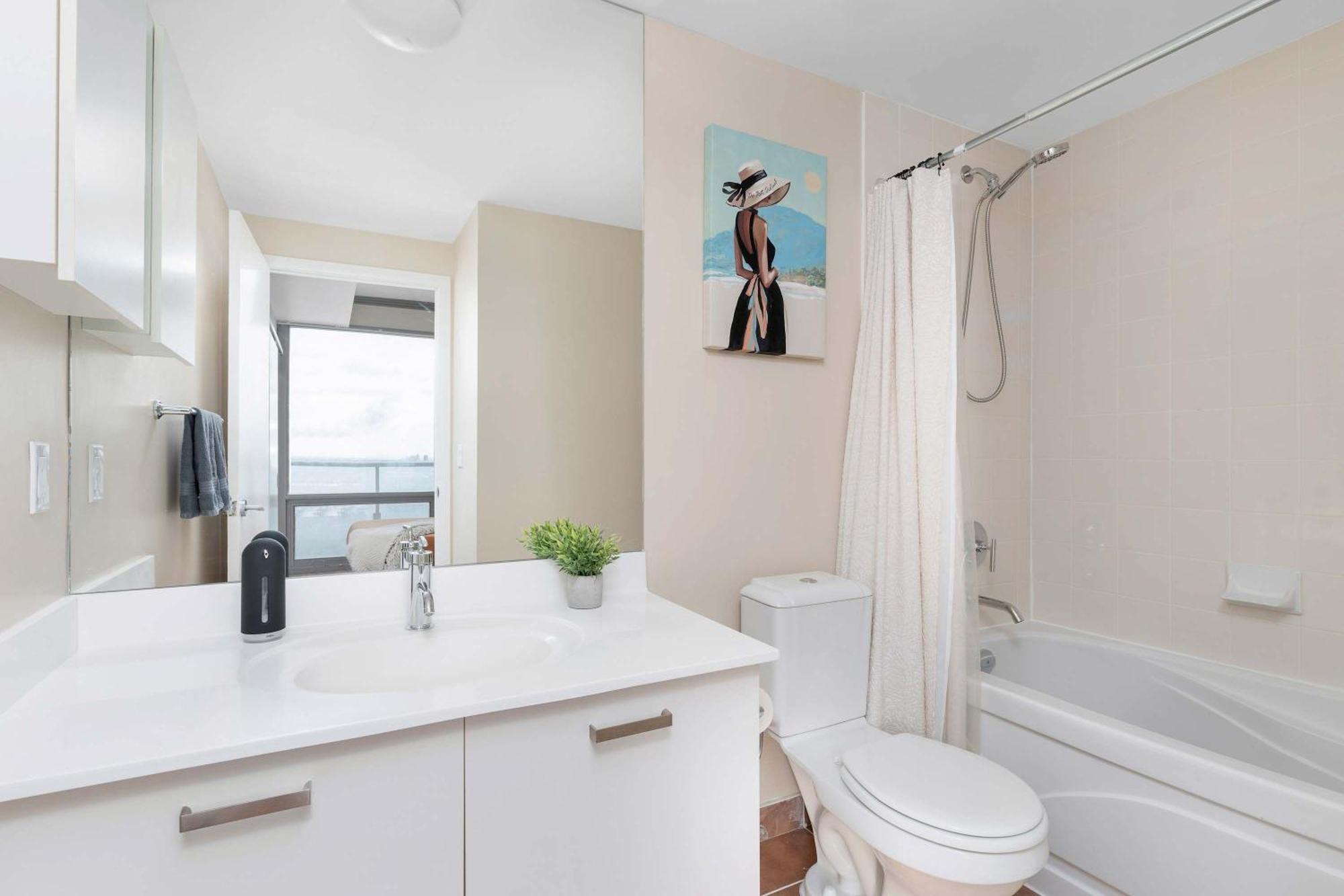 2br 2ba Bay And Wellesley Yorkville Uoft *