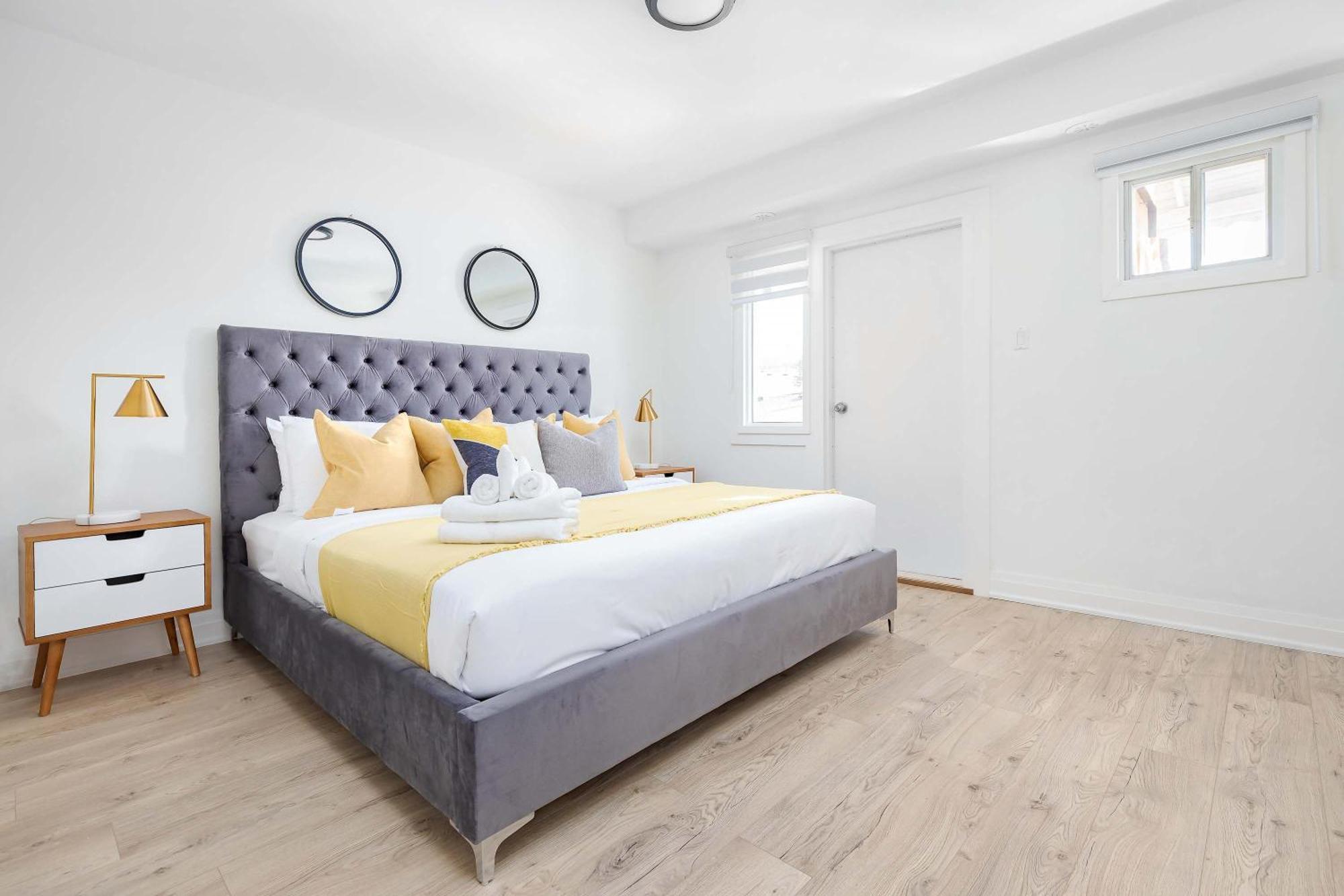 Family Getaway Trendy Ossington Neighbourhood Apartment