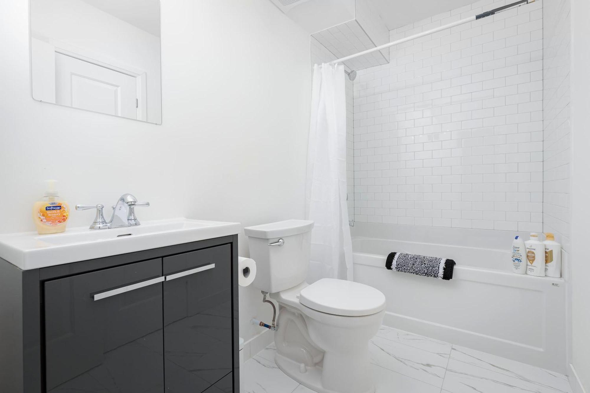 Family Getaway Trendy Ossington Neighbourhood Apartment *
