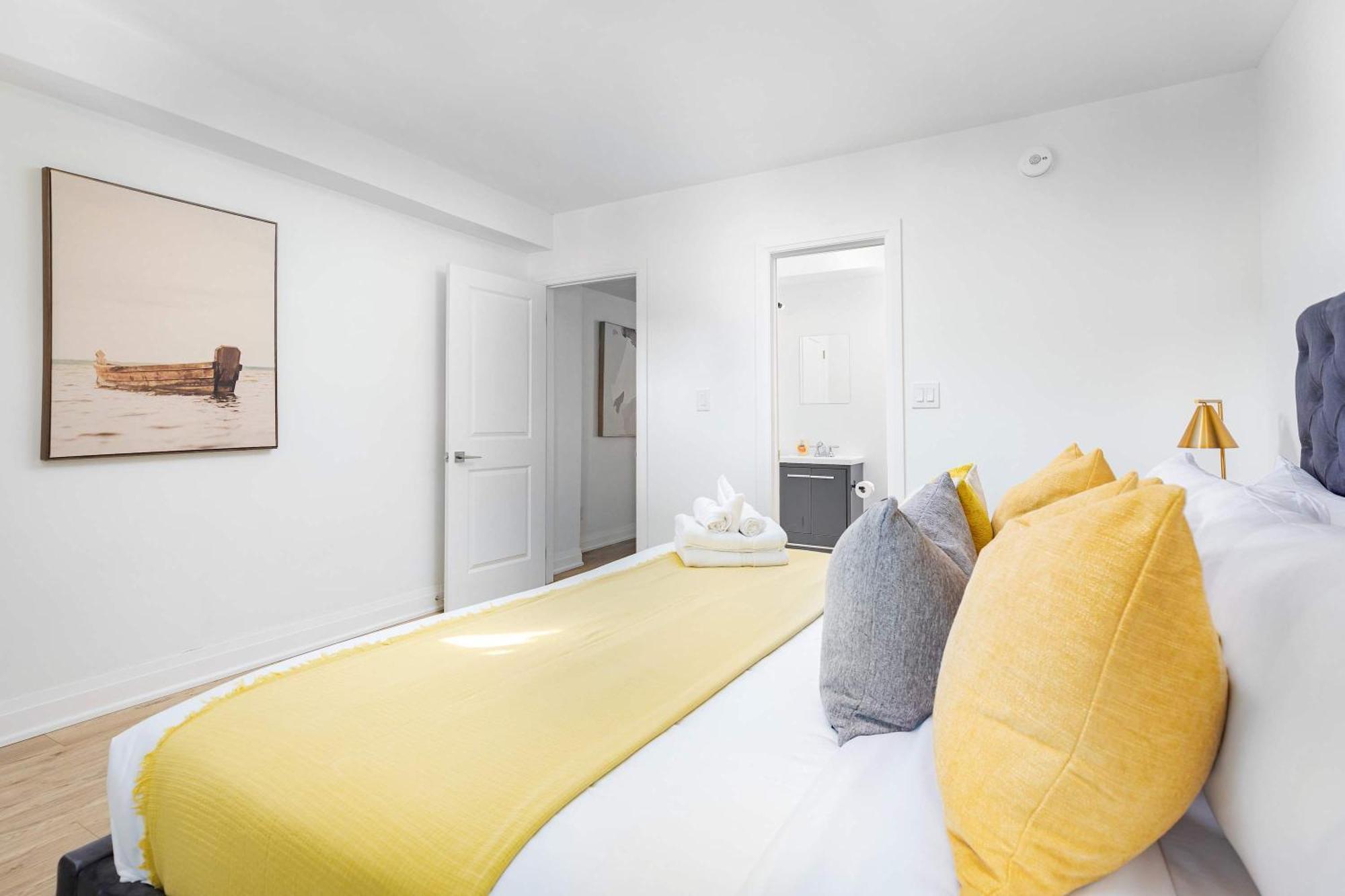 Family Getaway Trendy Ossington Neighbourhood Apartment Toronto