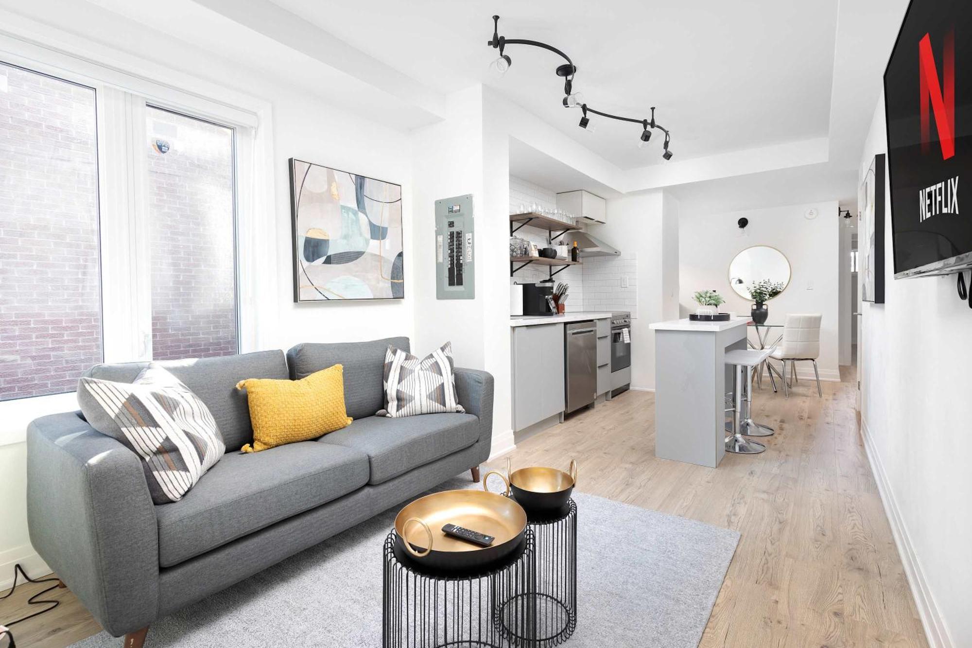 Family Getaway Trendy Ossington Neighbourhood Apartment *
