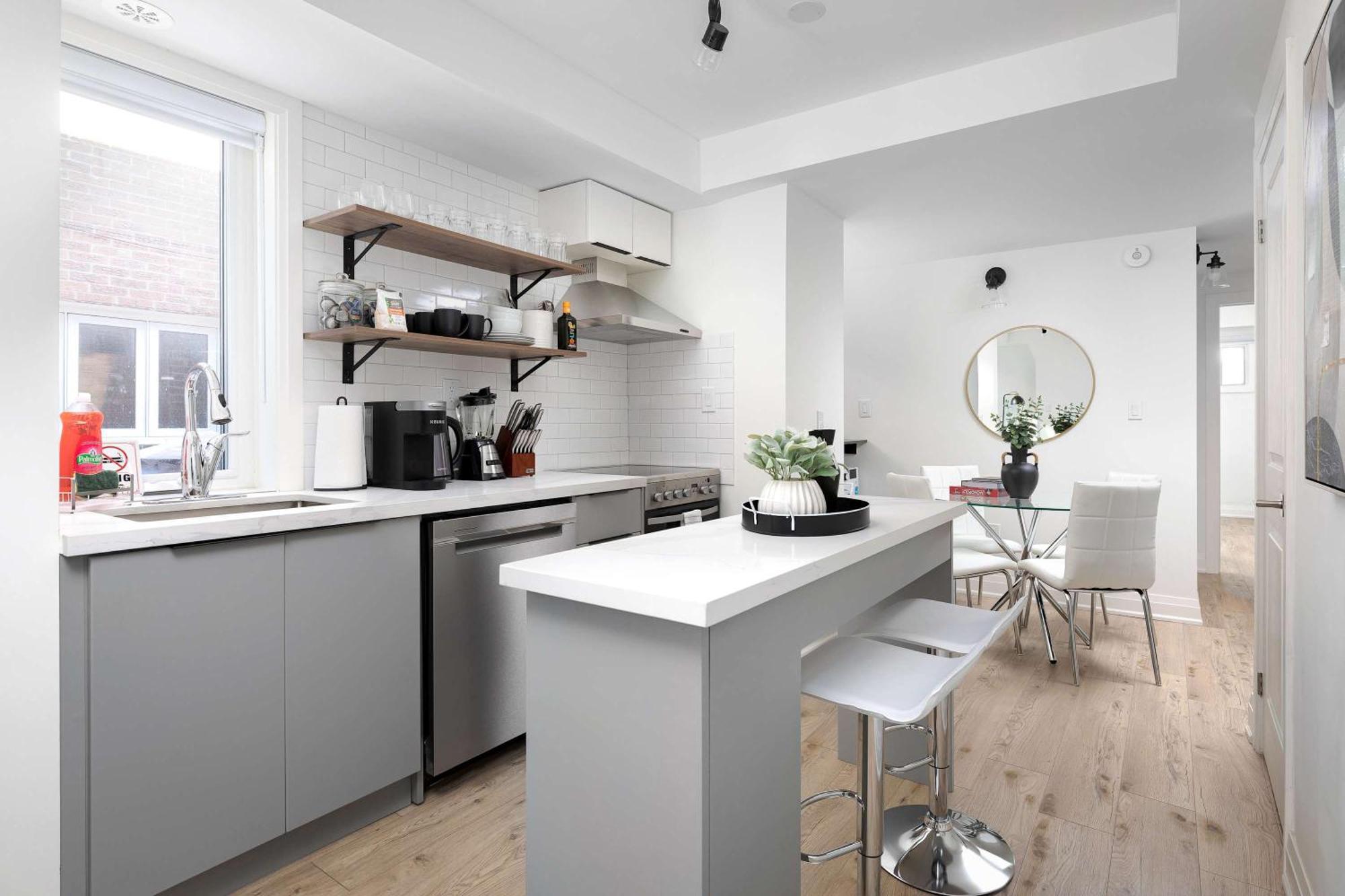 Apartment Family Getaway Trendy Ossington Neighbourhood Toronto