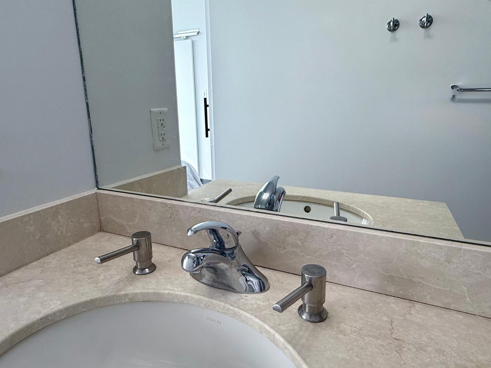 Murano - Bay & College - Fully Equipped Downtown Apartment Toronto
