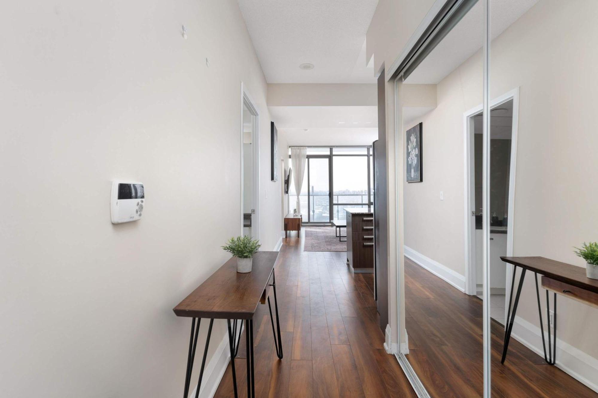 2br 2ba Bay And Wellesley Yorkville Uoft Apartment *