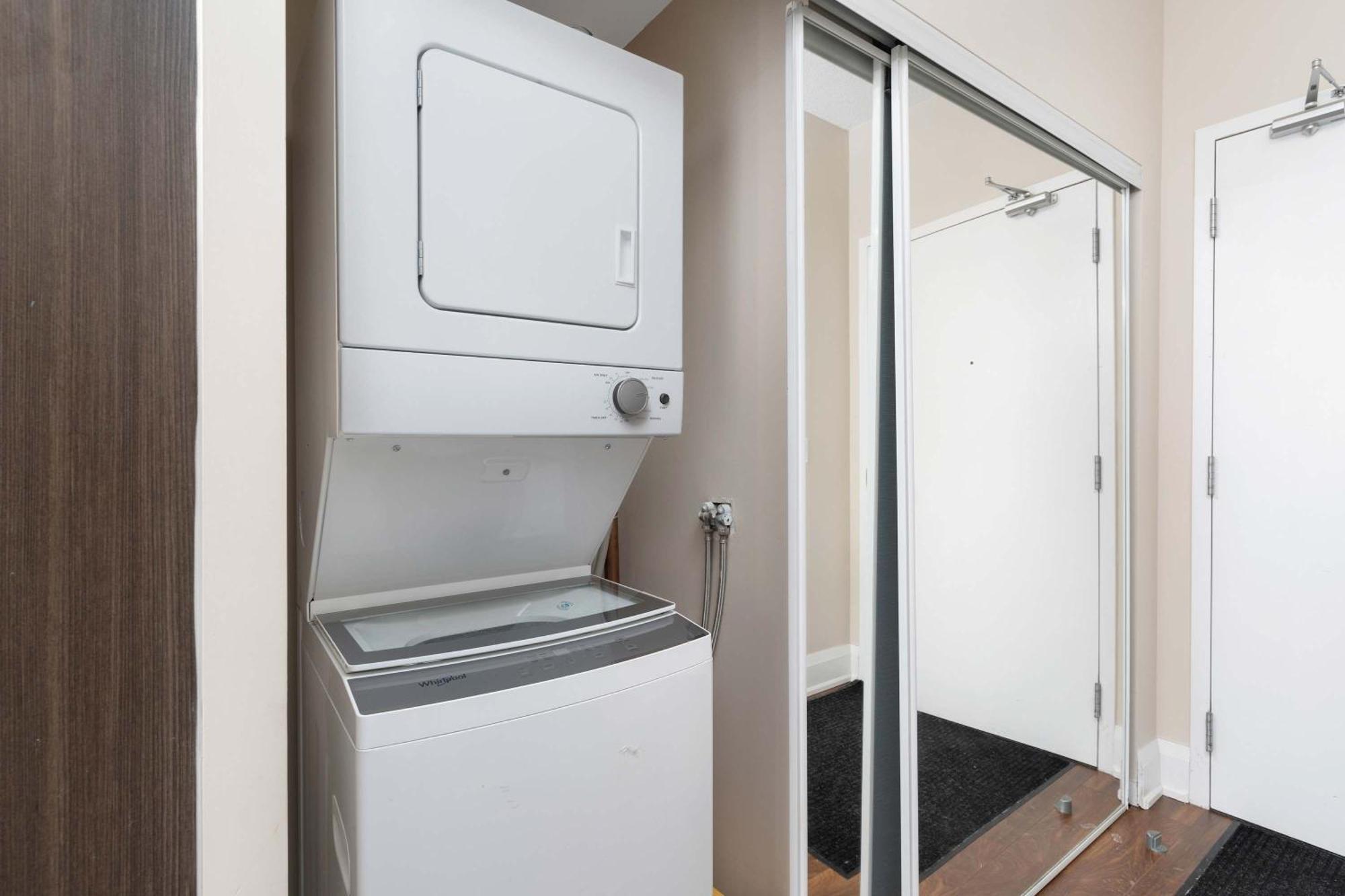 2br 2ba Bay And Wellesley Yorkville Uoft * Toronto