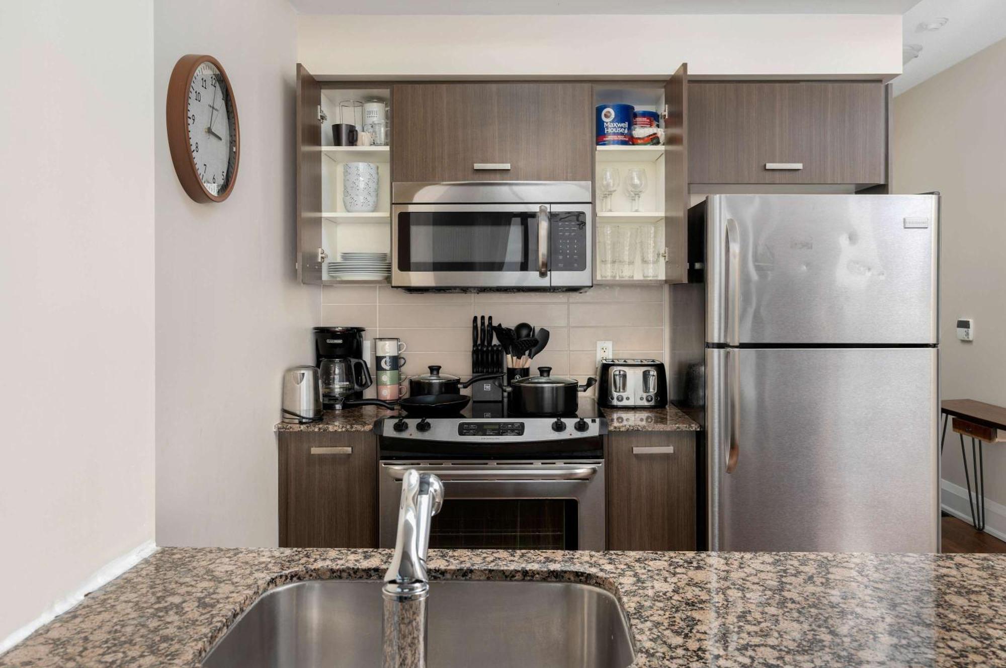 2br 2ba Bay And Wellesley Yorkville Uoft * Toronto