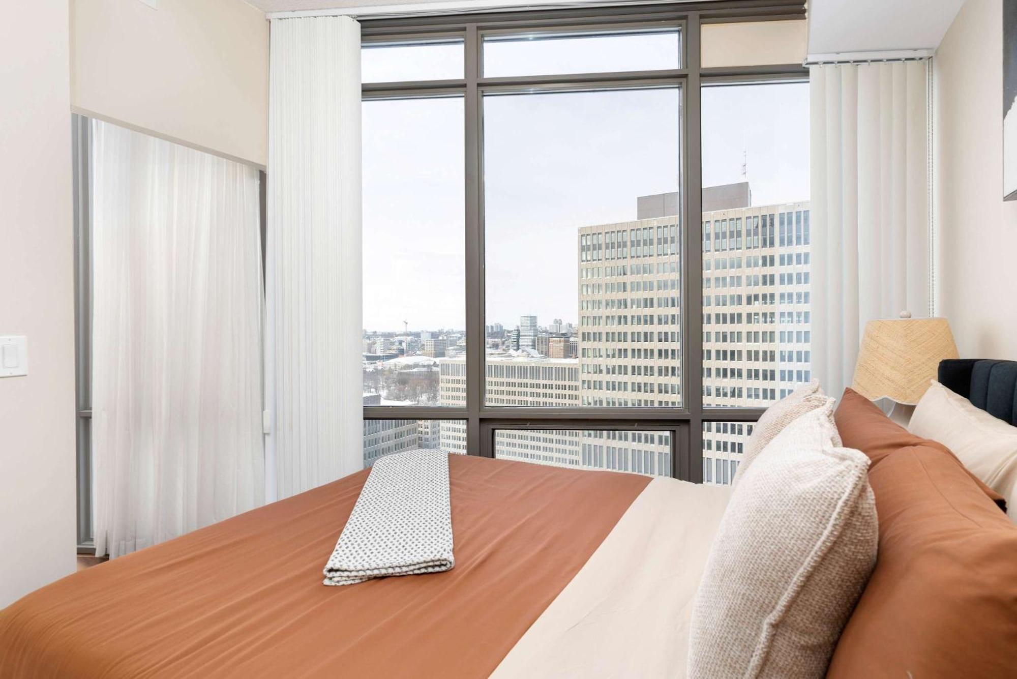 2br 2ba Bay And Wellesley Yorkville Uoft Toronto