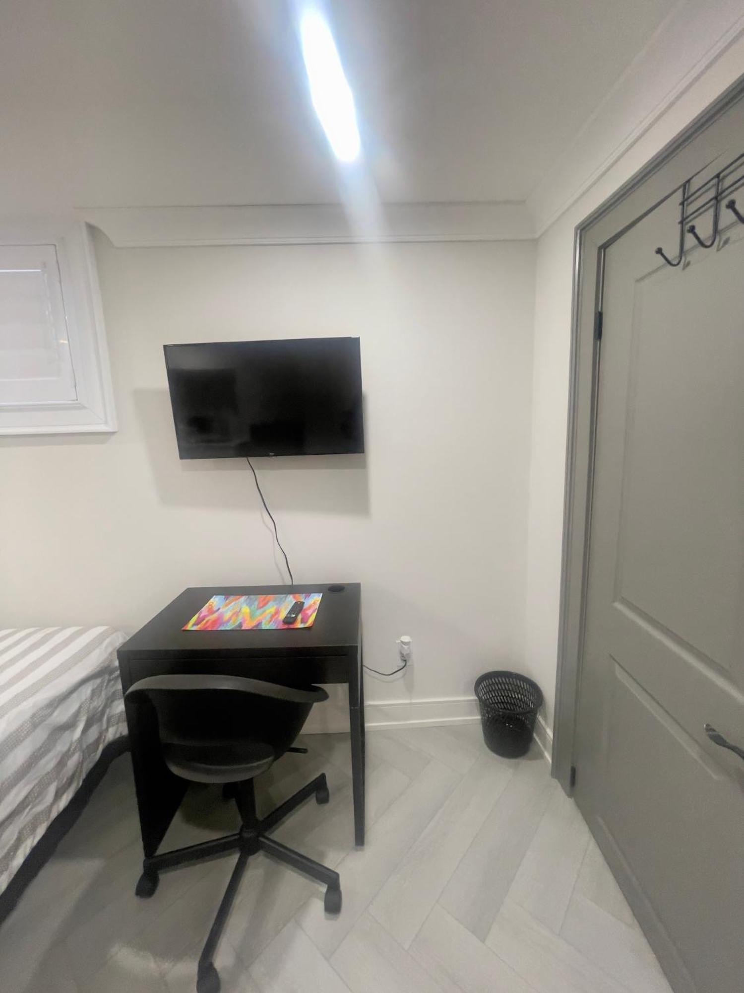 Cozy Basement With Free Parking In Privatunterkunft