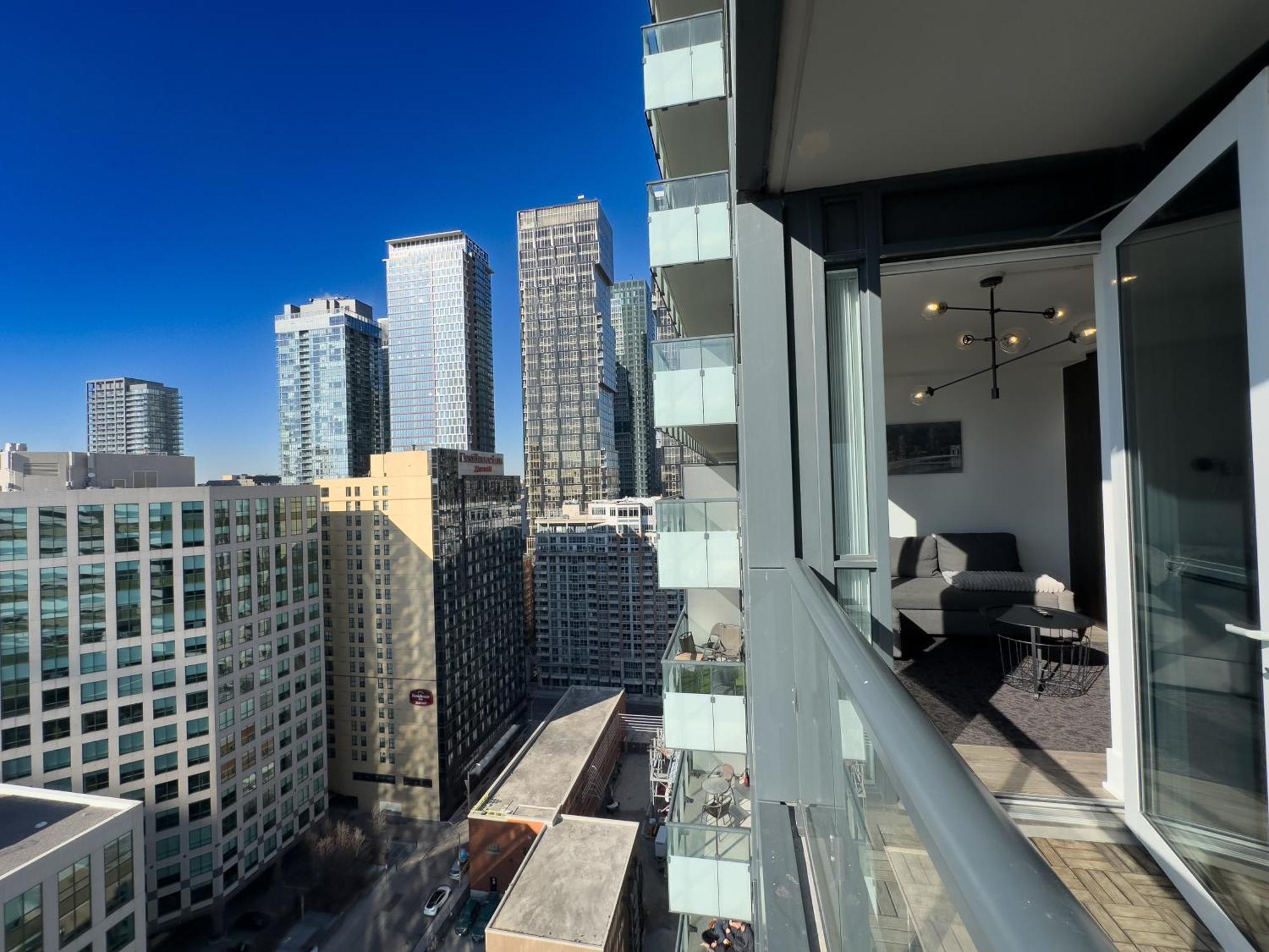 Comfort Front Cn Tower View & Free Parking Apartment